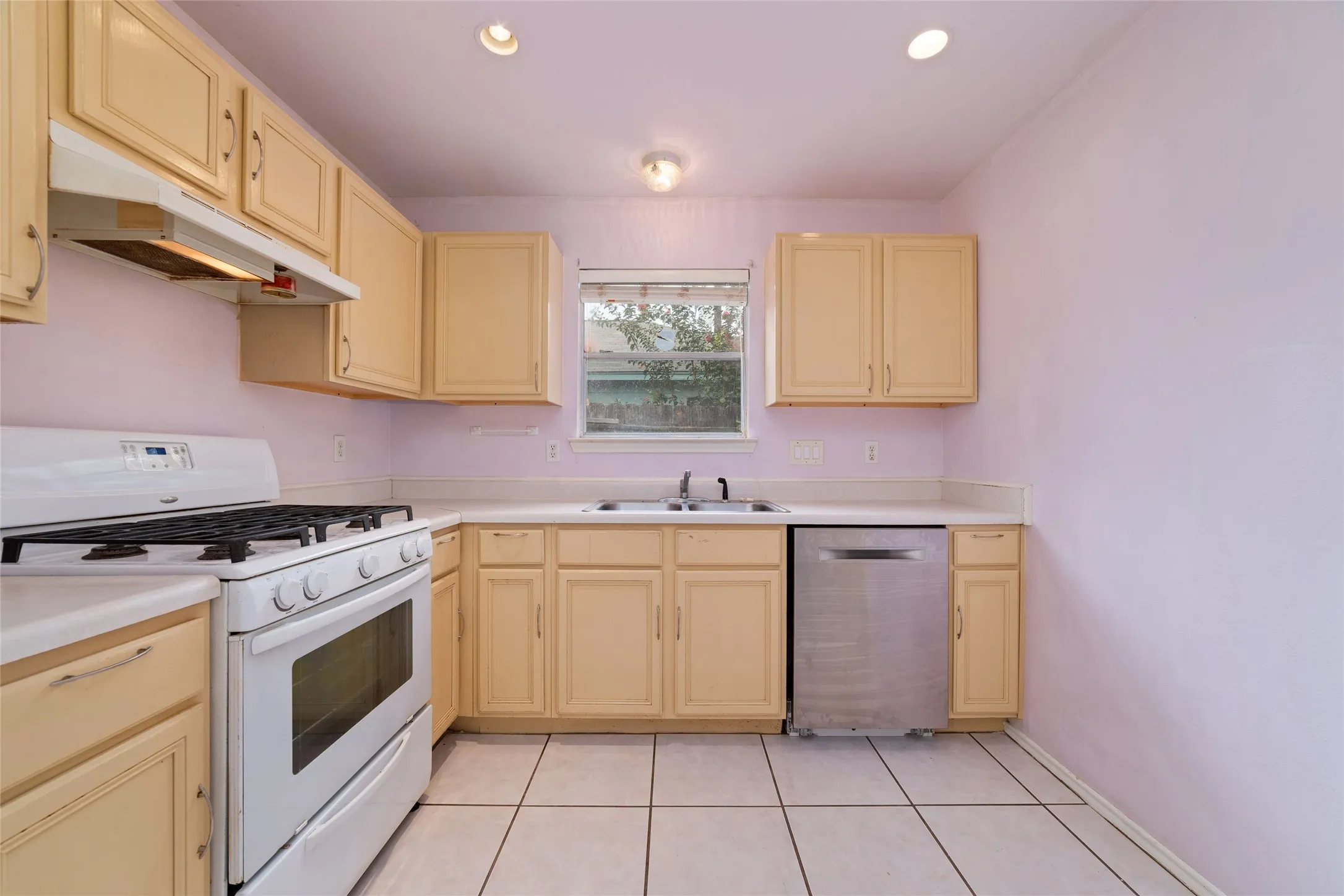 Single Family Residence For Rent in Harris County , 3306 Garrison Court, Houston, Texas 77014, 3 Bedroom, 2 Bathroom, 1 Garage spaces, 1,113 Sqft, built in 1996, mls#21390896, Real Estate Agent in Houston, Homes For Rent in Harris county, Homes For Rent in Houston, Realtor in Houston Texas, Real Estate Brokerage Independent Realty Texas, Luminita Cordes Realtor