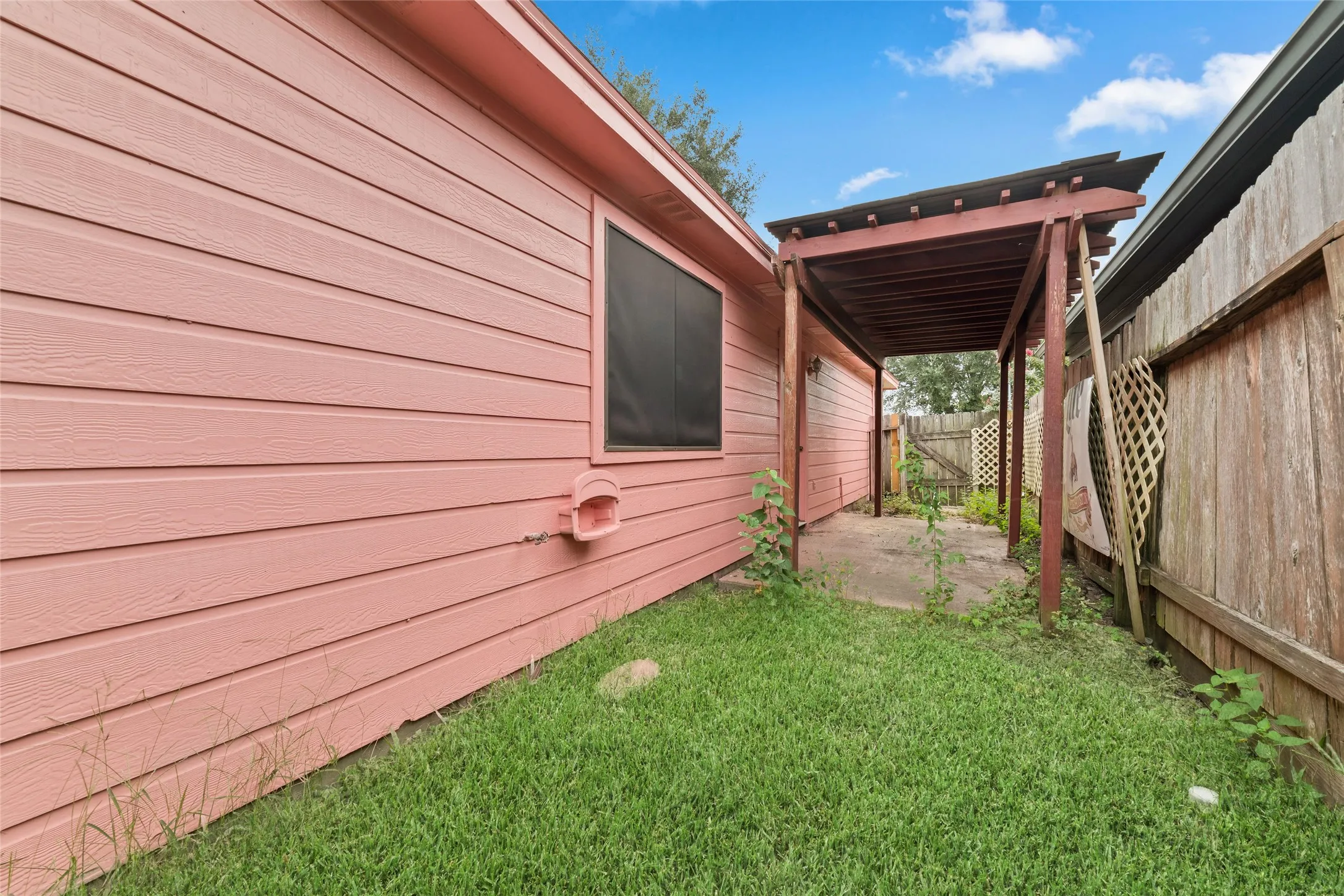 Single Family Residence For Rent in Harris County , 3306 Garrison Court, Houston, Texas 77014, 3 Bedroom, 2 Bathroom, 1 Garage spaces, 1,113 Sqft, built in 1996, mls#21390896, Real Estate Agent in Houston, Homes For Rent in Harris county, Homes For Rent in Houston, Realtor in Houston Texas, Real Estate Brokerage Independent Realty Texas, Luminita Cordes Realtor