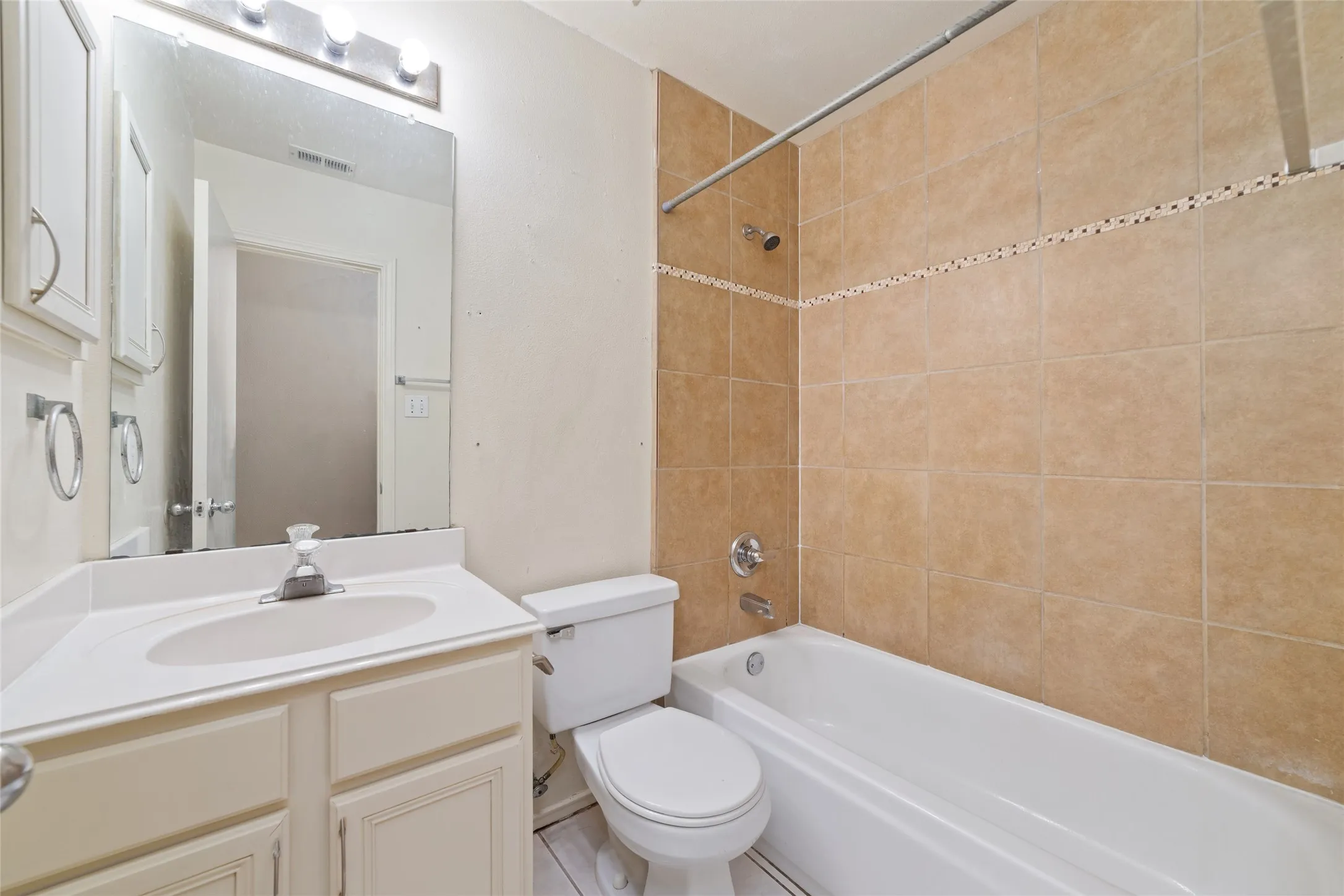 Single Family Residence For Rent in Harris County , 3306 Garrison Court, Houston, Texas 77014, 3 Bedroom, 2 Bathroom, 1 Garage spaces, 1,113 Sqft, built in 1996, mls#21390896, Real Estate Agent in Houston, Homes For Rent in Harris county, Homes For Rent in Houston, Realtor in Houston Texas, Real Estate Brokerage Independent Realty Texas, Luminita Cordes Realtor
