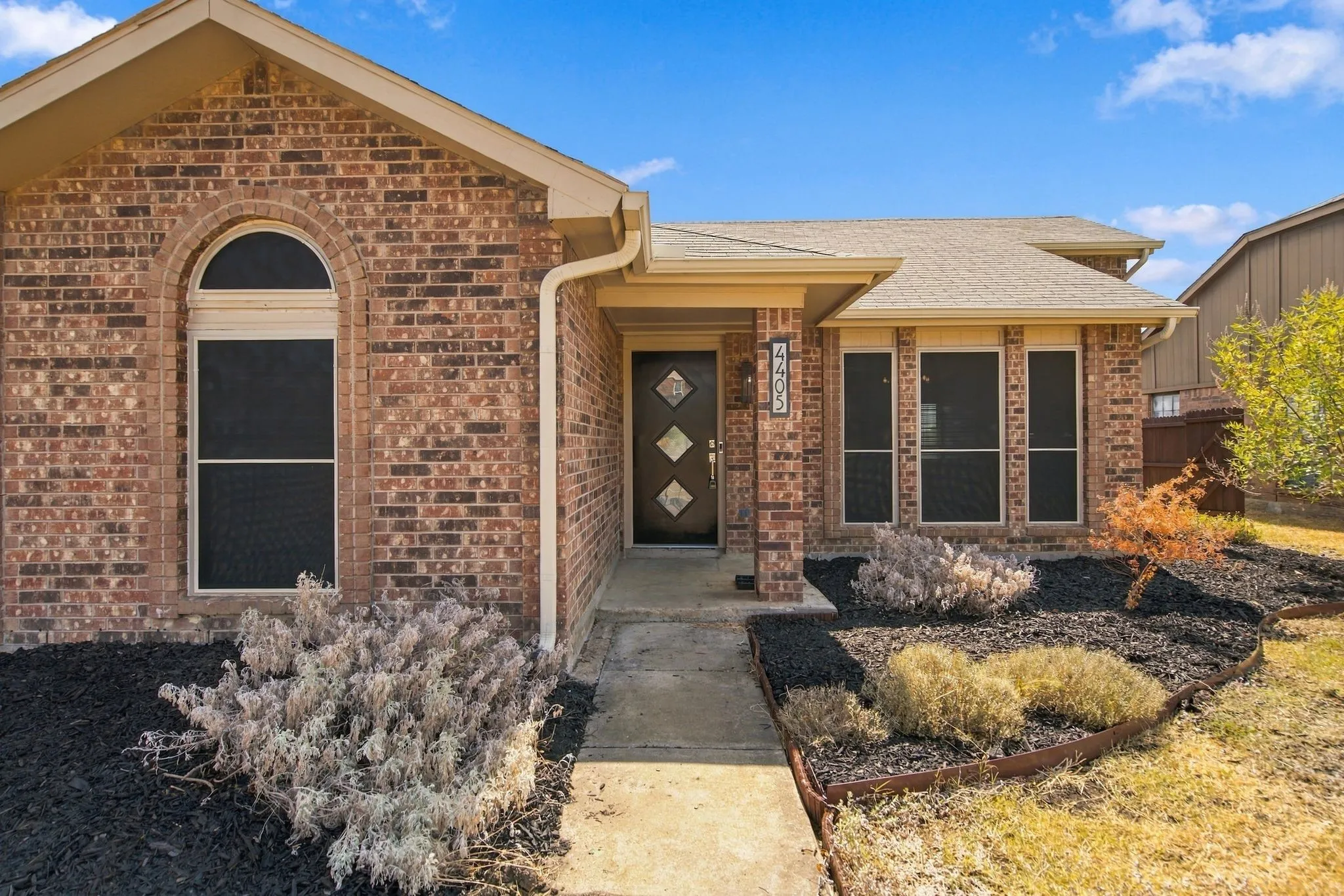 Single Family Residence For Sale in Denton County , 4405 Queen Circle, The Colony, Texas 75056, 3 Bedroom, 2 Bathroom, 2 Garage spaces, 1,698 Sqft, built in 1986, mls#21390914, Real Estate Agent in The Colony, Homes For Sale in Denton county, Homes For Sale in The Colony, Realtor in The Colony Texas, Real Estate Brokerage Independent Realty Texas, Luminita Cordes Realtor
