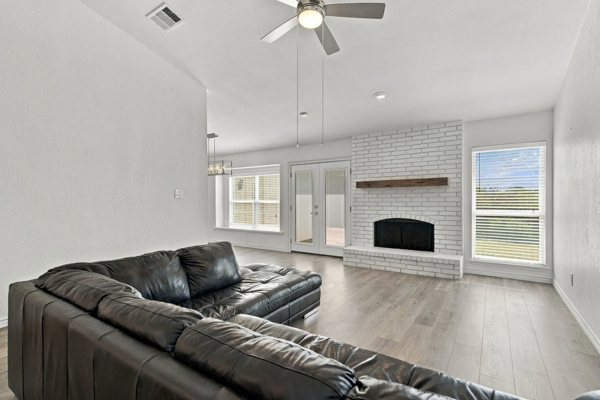 Single Family Residence For Sale in Denton County , 4405 Queen Circle, The Colony, Texas 75056, 3 Bedroom, 2 Bathroom, 2 Garage spaces, 1,698 Sqft, built in 1986, mls#21390914, Real Estate Agent in The Colony, Homes For Sale in Denton county, Homes For Sale in The Colony, Realtor in The Colony Texas, Real Estate Brokerage Independent Realty Texas, Luminita Cordes Realtor