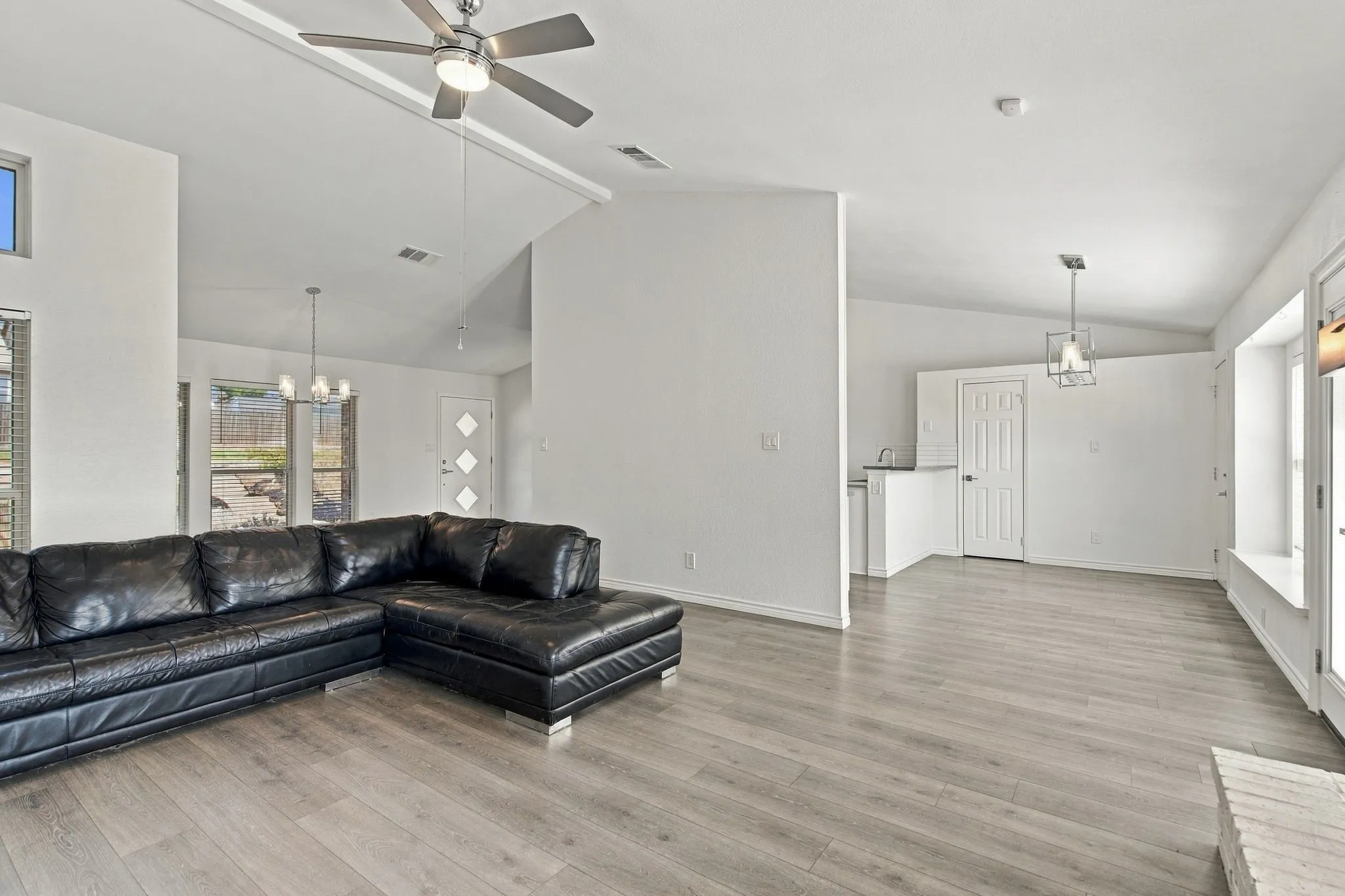 Single Family Residence For Sale in Denton County , 4405 Queen Circle, The Colony, Texas 75056, 3 Bedroom, 2 Bathroom, 2 Garage spaces, 1,698 Sqft, built in 1986, mls#21390914, Real Estate Agent in The Colony, Homes For Sale in Denton county, Homes For Sale in The Colony, Realtor in The Colony Texas, Real Estate Brokerage Independent Realty Texas, Luminita Cordes Realtor