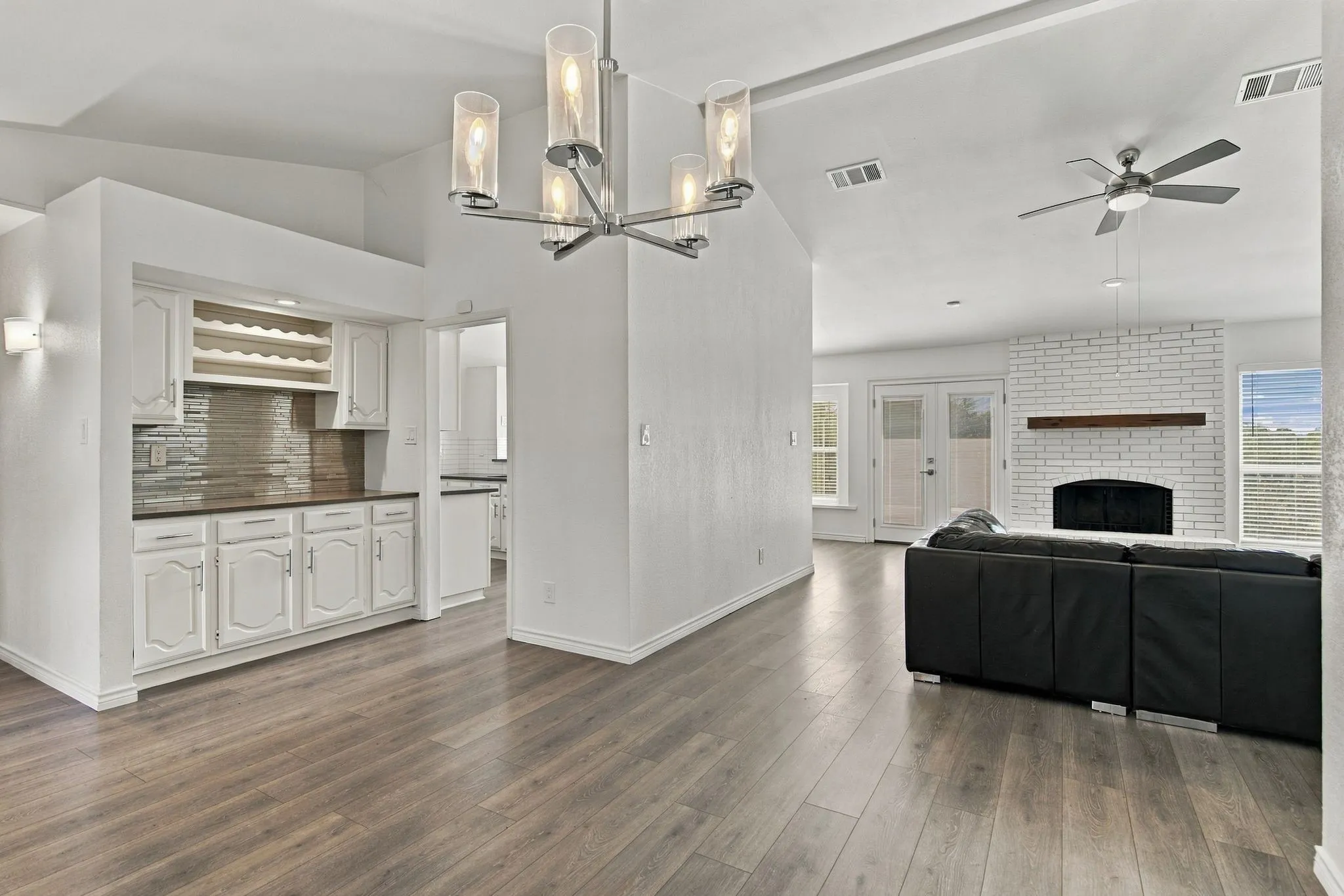 Single Family Residence For Sale in Denton County , 4405 Queen Circle, The Colony, Texas 75056, 3 Bedroom, 2 Bathroom, 2 Garage spaces, 1,698 Sqft, built in 1986, mls#21390914, Real Estate Agent in The Colony, Homes For Sale in Denton county, Homes For Sale in The Colony, Realtor in The Colony Texas, Real Estate Brokerage Independent Realty Texas, Luminita Cordes Realtor