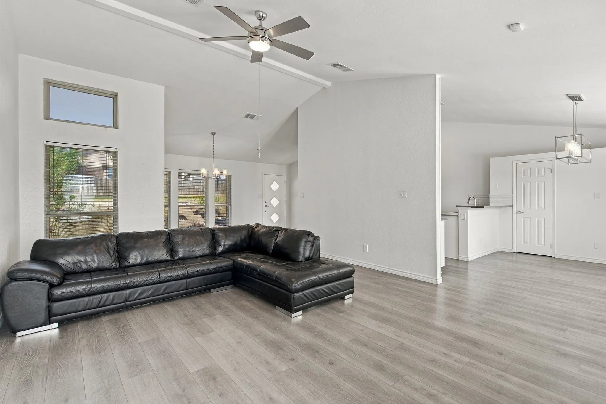 Single Family Residence For Sale in Denton County , 4405 Queen Circle, The Colony, Texas 75056, 3 Bedroom, 2 Bathroom, 2 Garage spaces, 1,698 Sqft, built in 1986, mls#21390914, Real Estate Agent in The Colony, Homes For Sale in Denton county, Homes For Sale in The Colony, Realtor in The Colony Texas, Real Estate Brokerage Independent Realty Texas, Luminita Cordes Realtor