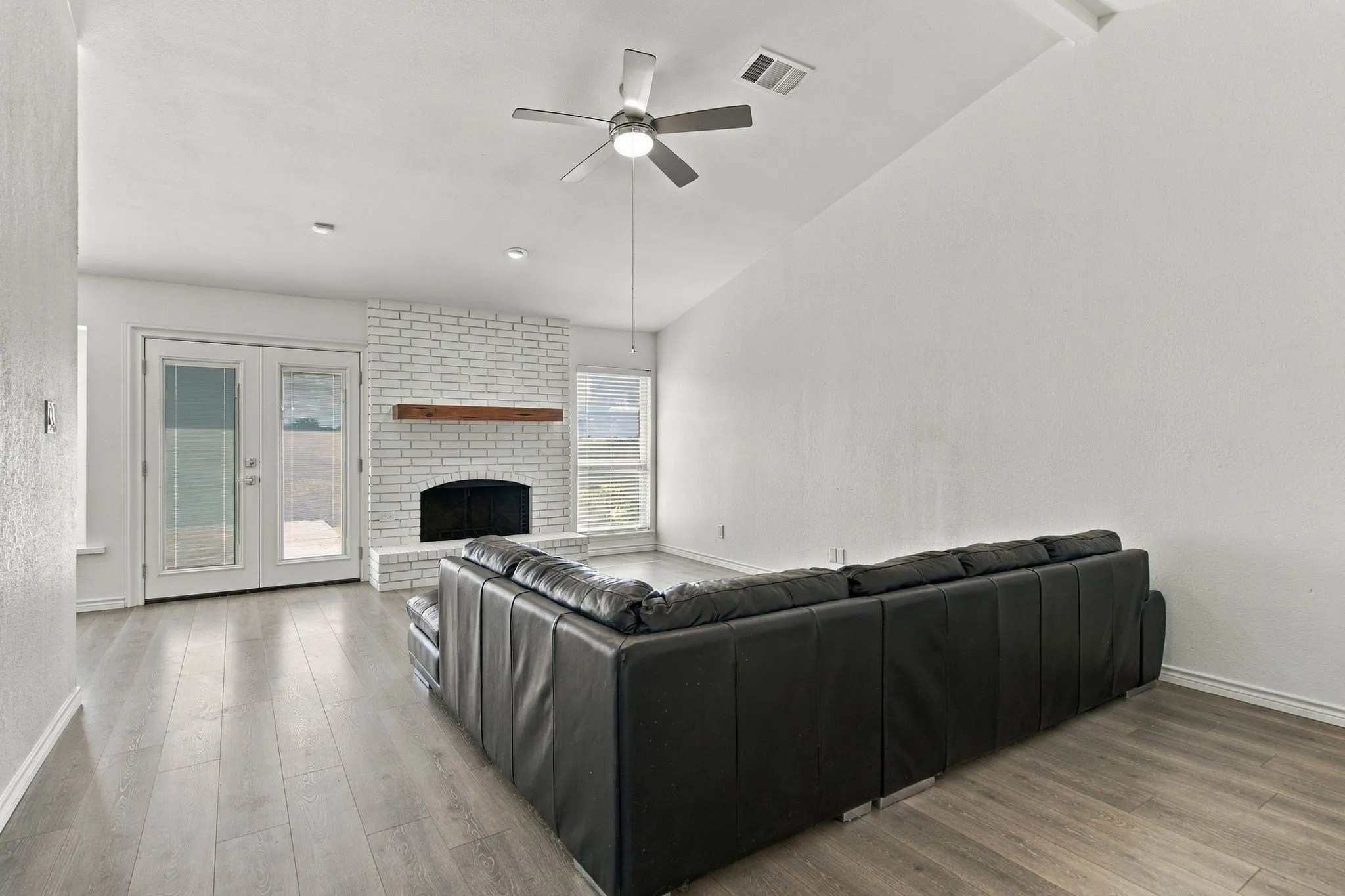 Single Family Residence For Sale in Denton County , 4405 Queen Circle, The Colony, Texas 75056, 3 Bedroom, 2 Bathroom, 2 Garage spaces, 1,698 Sqft, built in 1986, mls#21390914, Real Estate Agent in The Colony, Homes For Sale in Denton county, Homes For Sale in The Colony, Realtor in The Colony Texas, Real Estate Brokerage Independent Realty Texas, Luminita Cordes Realtor