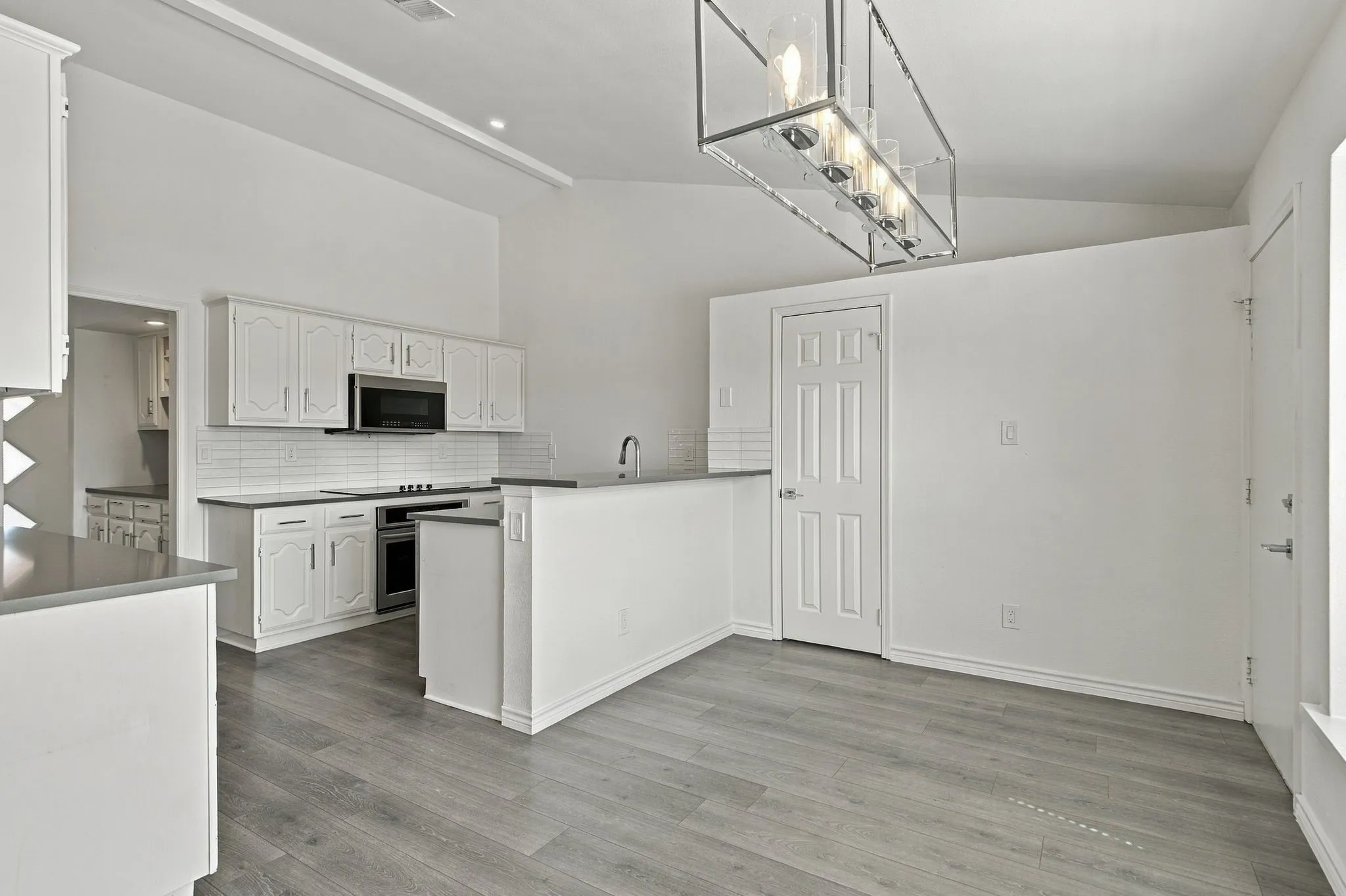 Single Family Residence For Sale in Denton County , 4405 Queen Circle, The Colony, Texas 75056, 3 Bedroom, 2 Bathroom, 2 Garage spaces, 1,698 Sqft, built in 1986, mls#21390914, Real Estate Agent in The Colony, Homes For Sale in Denton county, Homes For Sale in The Colony, Realtor in The Colony Texas, Real Estate Brokerage Independent Realty Texas, Luminita Cordes Realtor
