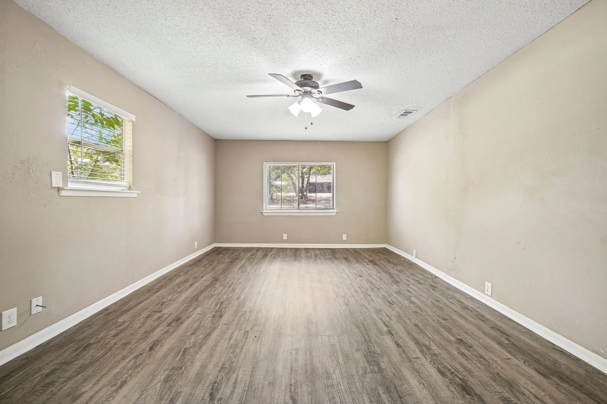 Single Family Residence For Sale in Grayson County , 105 S Hickory Avenue, Denison, Texas 75020, 3 Bedroom, 2 Bathroom, Garage spaces, 1,241 Sqft, built in 1964, mls#21368598, Real Estate Agent in Denison, Homes For Sale in Grayson county, Homes For Sale in Denison, Realtor in Denison Texas, Real Estate Brokerage Independent Realty Texas, Luminita Cordes Realtor