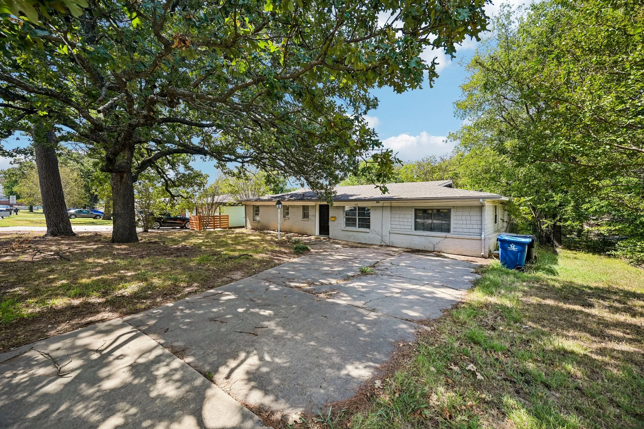 Single Family Residence For Sale in Grayson County , 105 S Hickory Avenue, Denison, Texas 75020, 3 Bedroom, 2 Bathroom, Garage spaces, 1,241 Sqft, built in 1964, mls#21368598, Real Estate Agent in Denison, Homes For Sale in Grayson county, Homes For Sale in Denison, Realtor in Denison Texas, Real Estate Brokerage Independent Realty Texas, Luminita Cordes Realtor