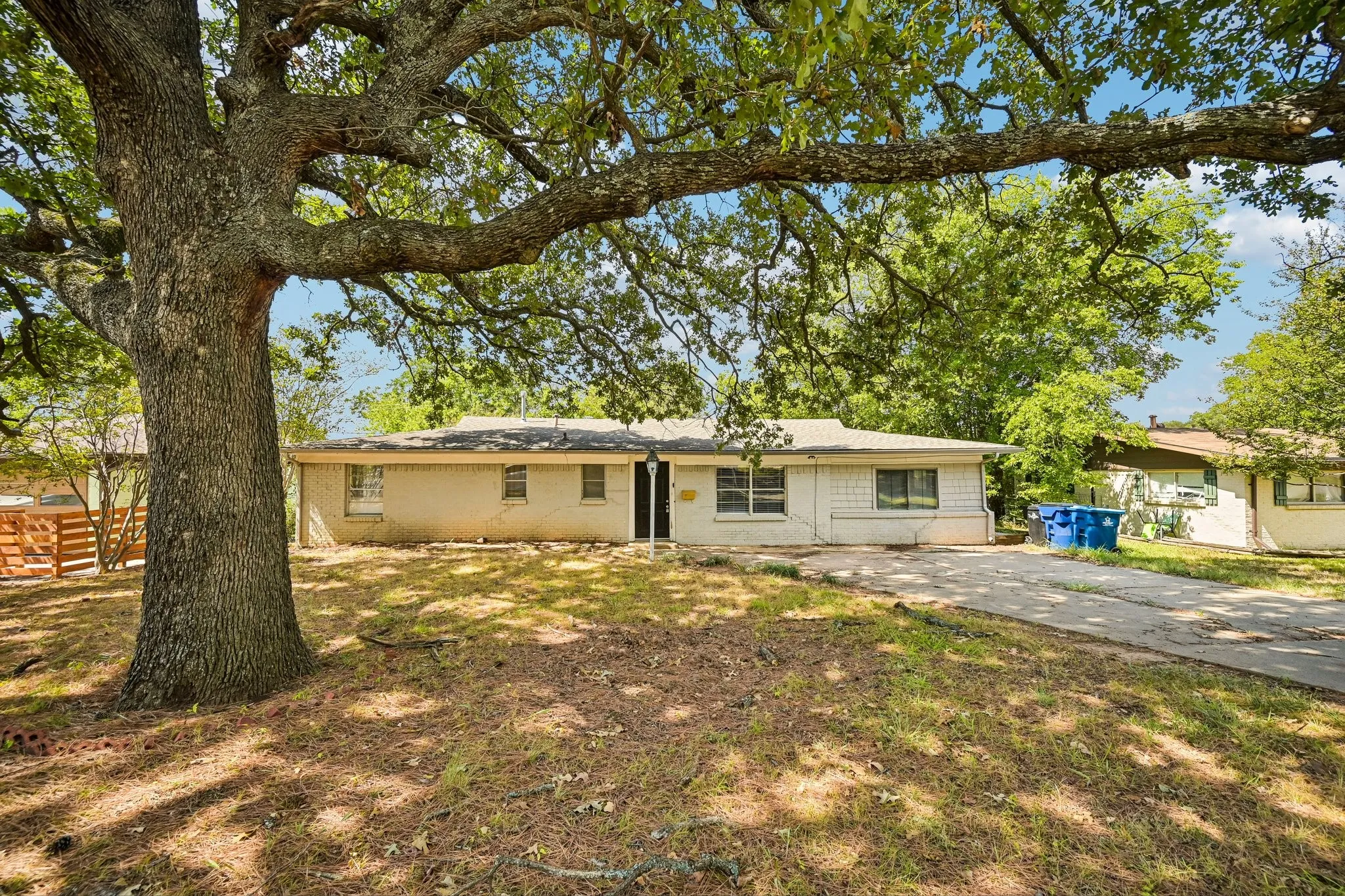 Single Family Residence For Sale in Grayson County , 105 S Hickory Avenue, Denison, Texas 75020, 3 Bedroom, 2 Bathroom, Garage spaces, 1,241 Sqft, built in 1964, mls#21368598, Real Estate Agent in Denison, Homes For Sale in Grayson county, Homes For Sale in Denison, Realtor in Denison Texas, Real Estate Brokerage Independent Realty Texas, Luminita Cordes Realtor