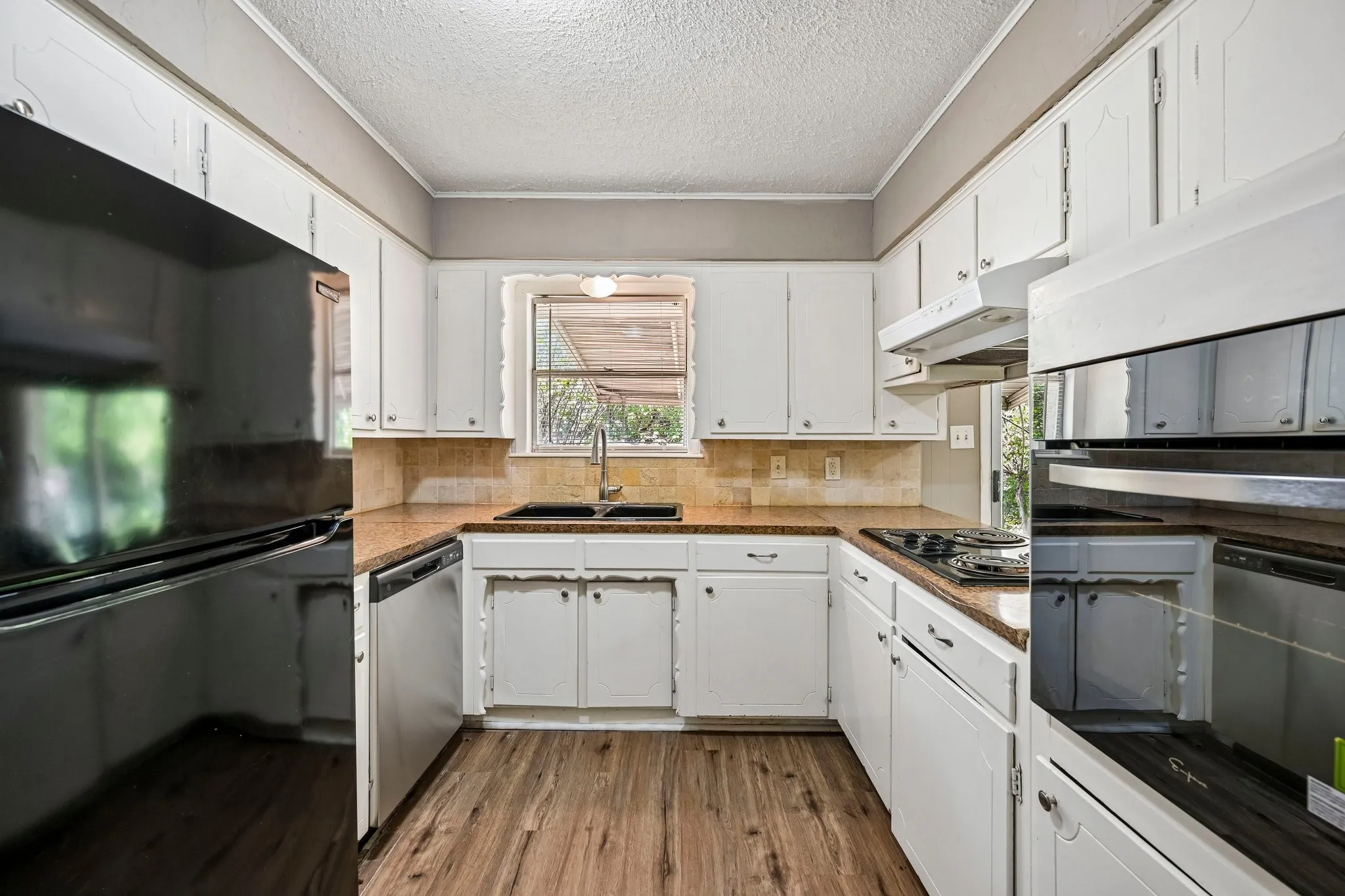Single Family Residence For Sale in Grayson County , 105 S Hickory Avenue, Denison, Texas 75020, 3 Bedroom, 2 Bathroom, Garage spaces, 1,241 Sqft, built in 1964, mls#21368598, Real Estate Agent in Denison, Homes For Sale in Grayson county, Homes For Sale in Denison, Realtor in Denison Texas, Real Estate Brokerage Independent Realty Texas, Luminita Cordes Realtor