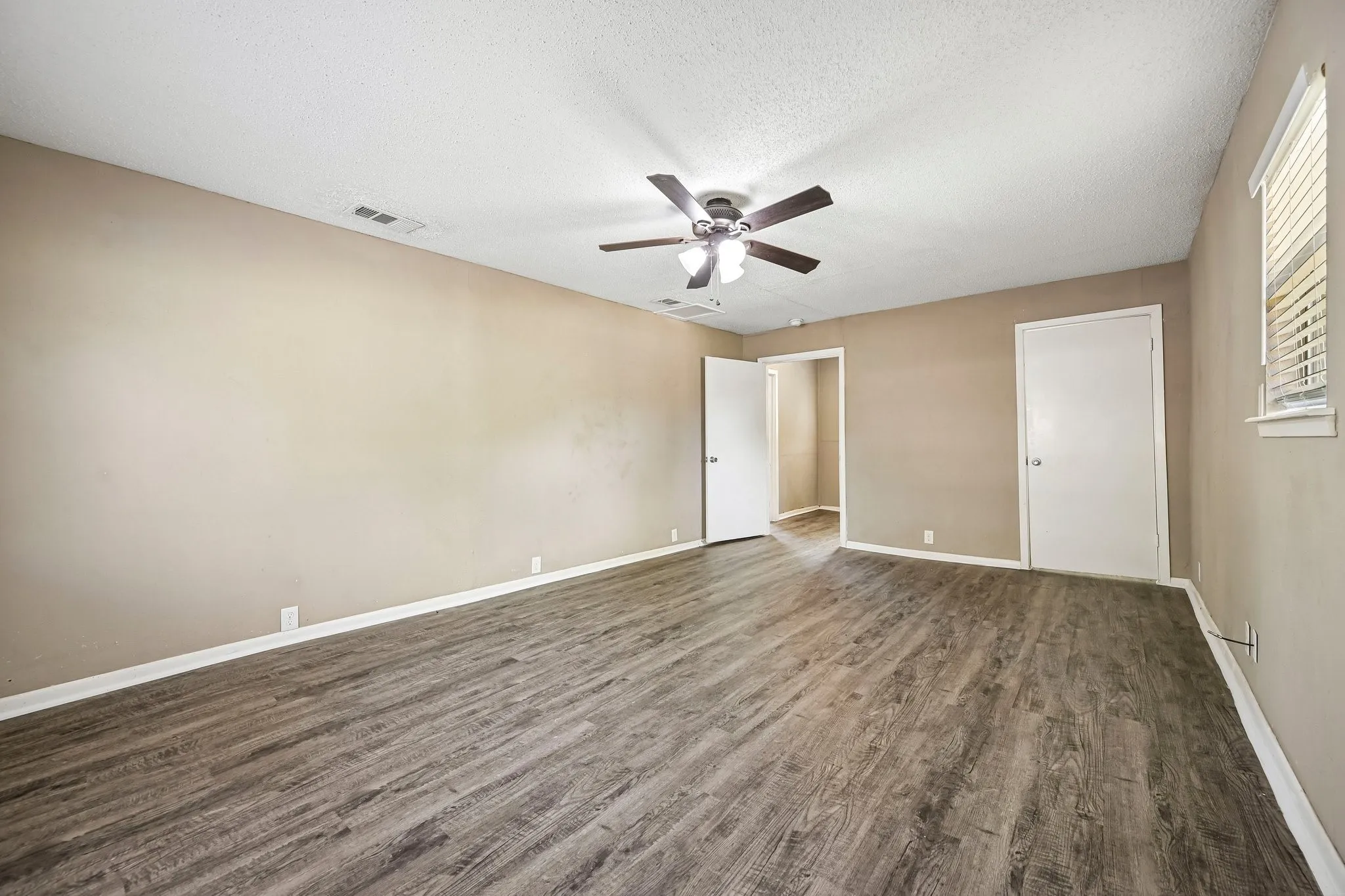 Single Family Residence For Sale in Grayson County , 105 S Hickory Avenue, Denison, Texas 75020, 3 Bedroom, 2 Bathroom, Garage spaces, 1,241 Sqft, built in 1964, mls#21368598, Real Estate Agent in Denison, Homes For Sale in Grayson county, Homes For Sale in Denison, Realtor in Denison Texas, Real Estate Brokerage Independent Realty Texas, Luminita Cordes Realtor