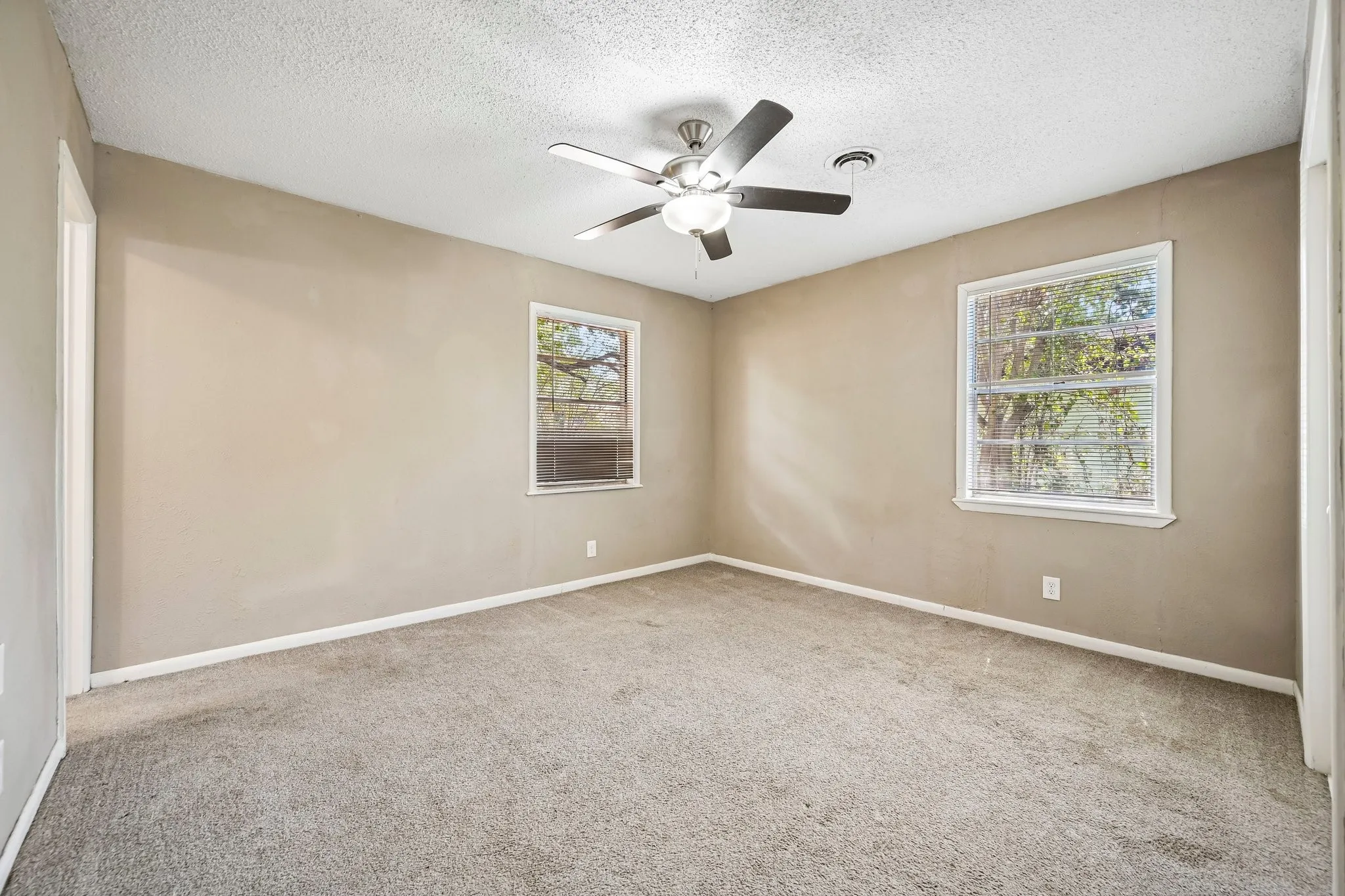 Single Family Residence For Sale in Grayson County , 105 S Hickory Avenue, Denison, Texas 75020, 3 Bedroom, 2 Bathroom, Garage spaces, 1,241 Sqft, built in 1964, mls#21368598, Real Estate Agent in Denison, Homes For Sale in Grayson county, Homes For Sale in Denison, Realtor in Denison Texas, Real Estate Brokerage Independent Realty Texas, Luminita Cordes Realtor