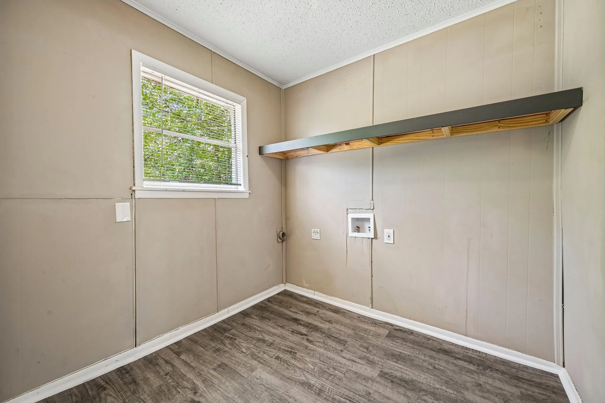 Single Family Residence For Sale in Grayson County , 105 S Hickory Avenue, Denison, Texas 75020, 3 Bedroom, 2 Bathroom, Garage spaces, 1,241 Sqft, built in 1964, mls#21368598, Real Estate Agent in Denison, Homes For Sale in Grayson county, Homes For Sale in Denison, Realtor in Denison Texas, Real Estate Brokerage Independent Realty Texas, Luminita Cordes Realtor