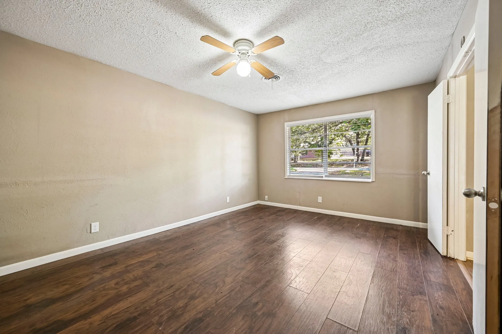 Single Family Residence For Sale in Grayson County , 105 S Hickory Avenue, Denison, Texas 75020, 3 Bedroom, 2 Bathroom, Garage spaces, 1,241 Sqft, built in 1964, mls#21368598, Real Estate Agent in Denison, Homes For Sale in Grayson county, Homes For Sale in Denison, Realtor in Denison Texas, Real Estate Brokerage Independent Realty Texas, Luminita Cordes Realtor