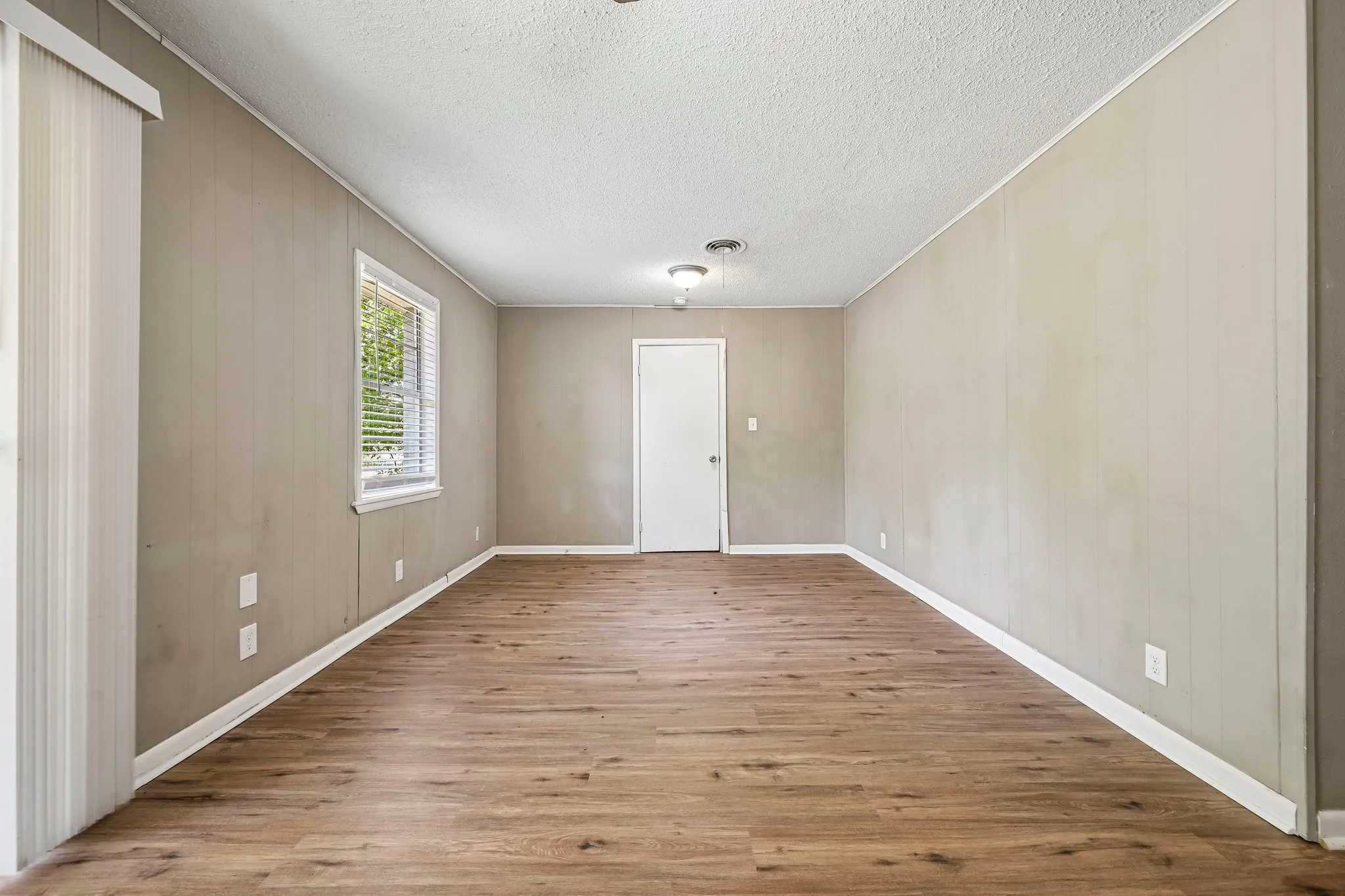 Single Family Residence For Sale in Grayson County , 105 S Hickory Avenue, Denison, Texas 75020, 3 Bedroom, 2 Bathroom, Garage spaces, 1,241 Sqft, built in 1964, mls#21368598, Real Estate Agent in Denison, Homes For Sale in Grayson county, Homes For Sale in Denison, Realtor in Denison Texas, Real Estate Brokerage Independent Realty Texas, Luminita Cordes Realtor