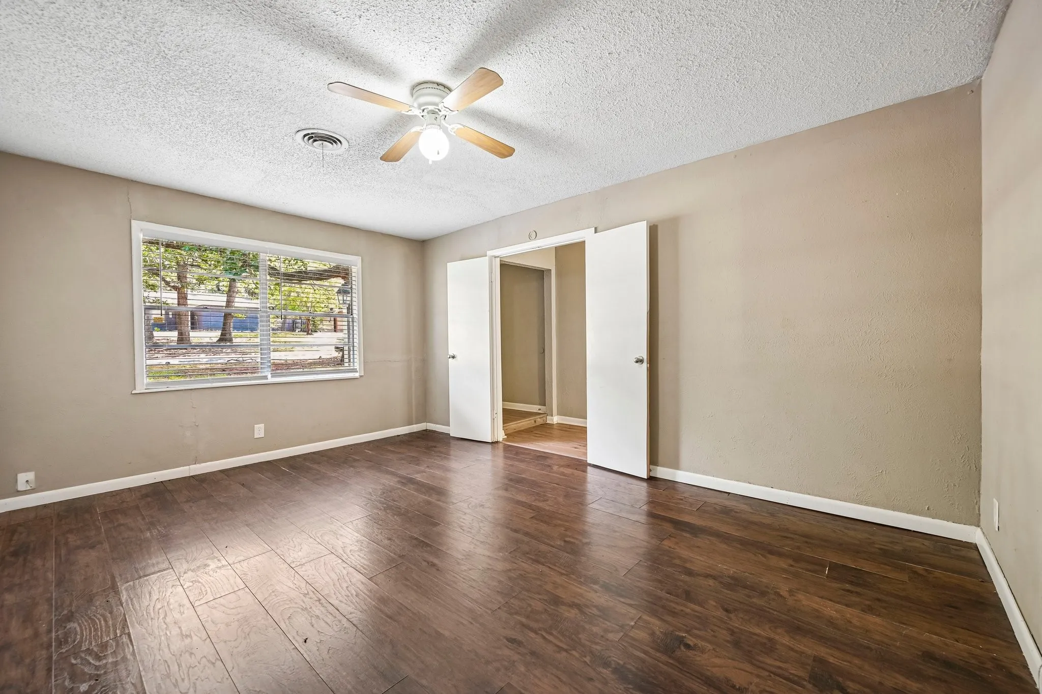 Single Family Residence For Sale in Grayson County , 105 S Hickory Avenue, Denison, Texas 75020, 3 Bedroom, 2 Bathroom, Garage spaces, 1,241 Sqft, built in 1964, mls#21368598, Real Estate Agent in Denison, Homes For Sale in Grayson county, Homes For Sale in Denison, Realtor in Denison Texas, Real Estate Brokerage Independent Realty Texas, Luminita Cordes Realtor
