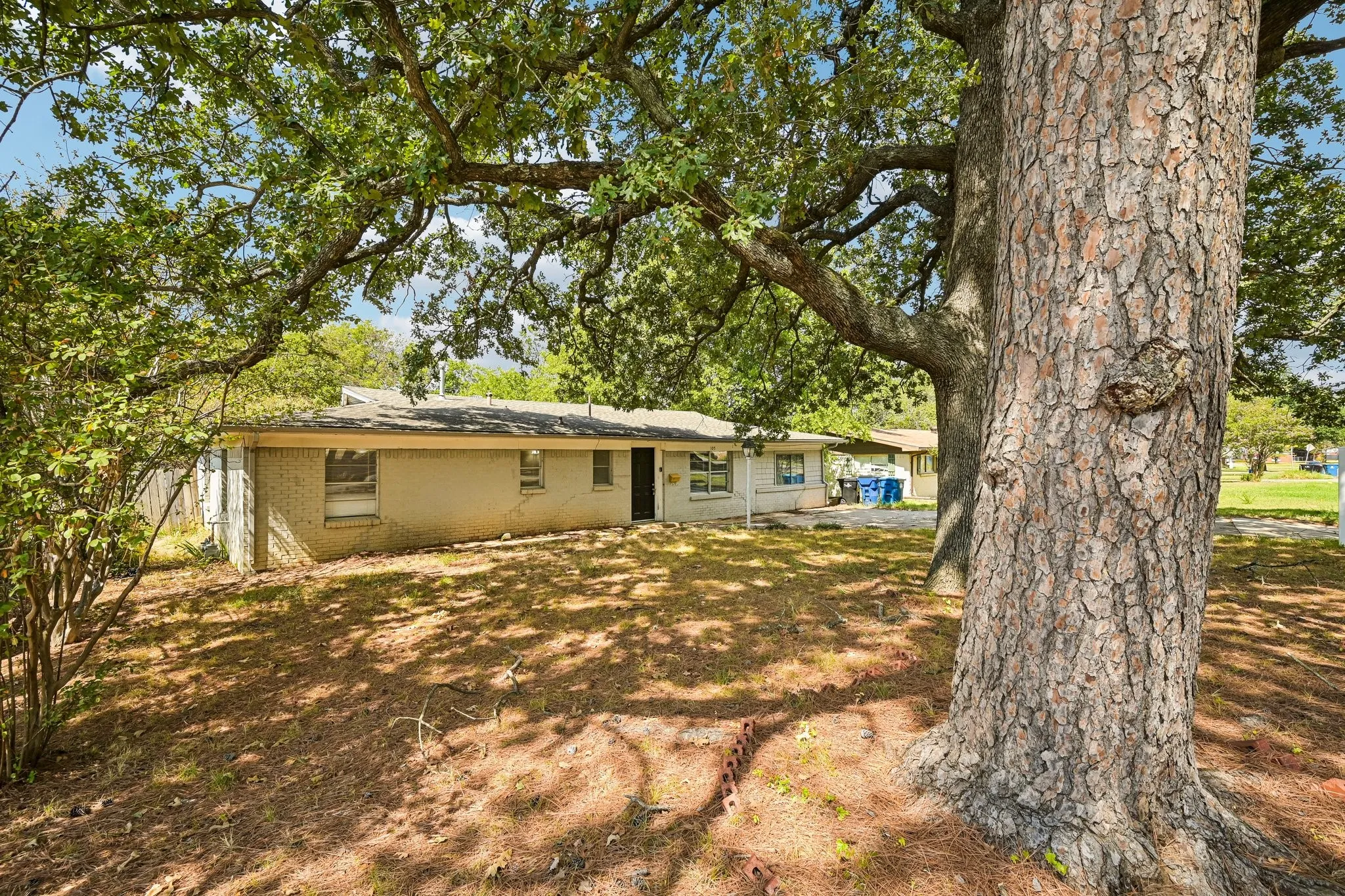 Single Family Residence For Sale in Grayson County , 105 S Hickory Avenue, Denison, Texas 75020, 3 Bedroom, 2 Bathroom, Garage spaces, 1,241 Sqft, built in 1964, mls#21368598, Real Estate Agent in Denison, Homes For Sale in Grayson county, Homes For Sale in Denison, Realtor in Denison Texas, Real Estate Brokerage Independent Realty Texas, Luminita Cordes Realtor