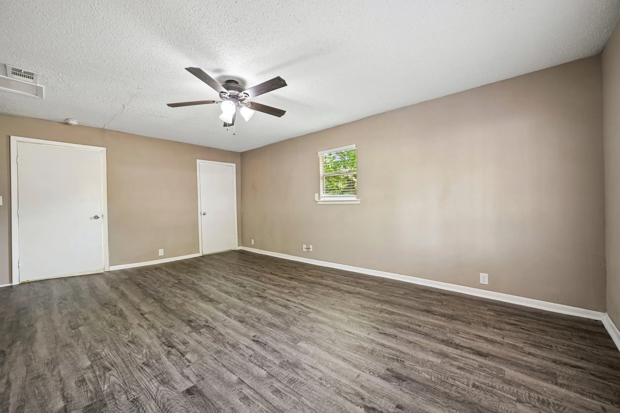 Single Family Residence For Sale in Grayson County , 105 S Hickory Avenue, Denison, Texas 75020, 3 Bedroom, 2 Bathroom, Garage spaces, 1,241 Sqft, built in 1964, mls#21368598, Real Estate Agent in Denison, Homes For Sale in Grayson county, Homes For Sale in Denison, Realtor in Denison Texas, Real Estate Brokerage Independent Realty Texas, Luminita Cordes Realtor