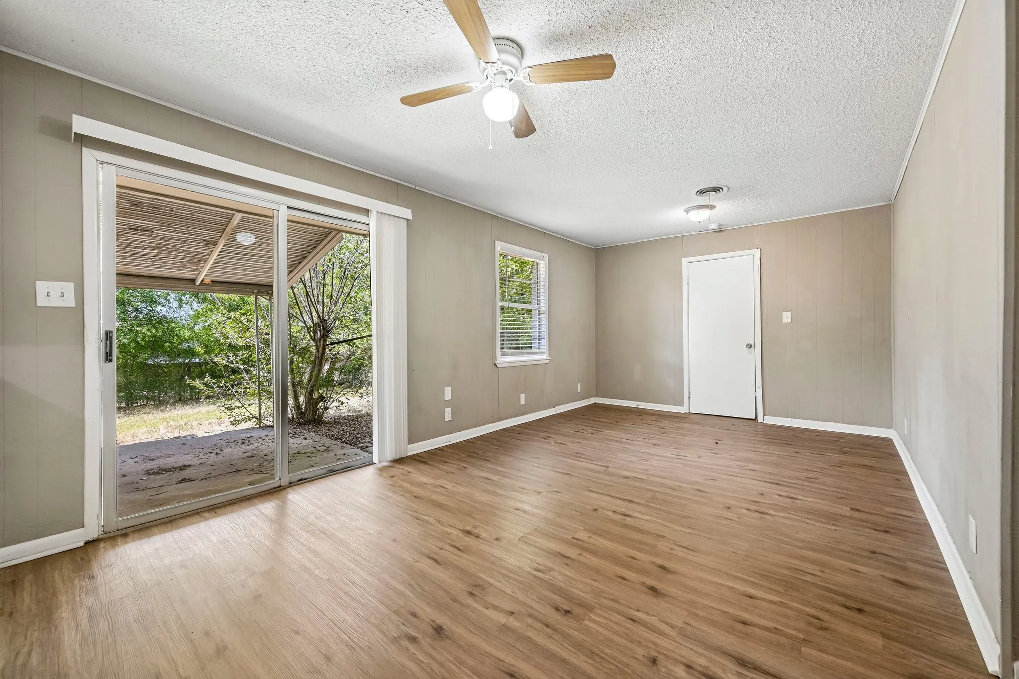 Single Family Residence For Sale in Grayson County , 105 S Hickory Avenue, Denison, Texas 75020, 3 Bedroom, 2 Bathroom, Garage spaces, 1,241 Sqft, built in 1964, mls#21368598, Real Estate Agent in Denison, Homes For Sale in Grayson county, Homes For Sale in Denison, Realtor in Denison Texas, Real Estate Brokerage Independent Realty Texas, Luminita Cordes Realtor