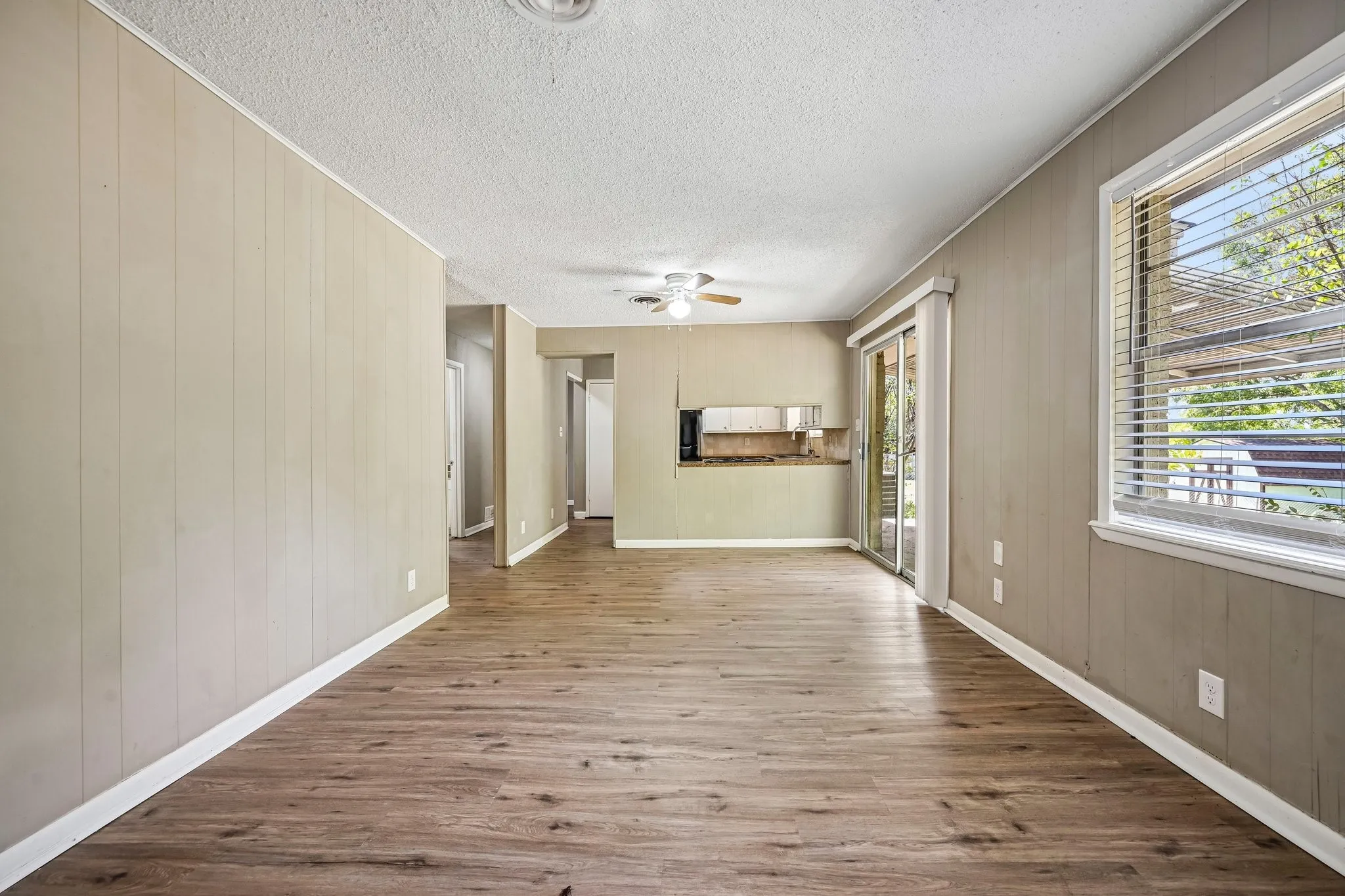 Single Family Residence For Sale in Grayson County , 105 S Hickory Avenue, Denison, Texas 75020, 3 Bedroom, 2 Bathroom, Garage spaces, 1,241 Sqft, built in 1964, mls#21368598, Real Estate Agent in Denison, Homes For Sale in Grayson county, Homes For Sale in Denison, Realtor in Denison Texas, Real Estate Brokerage Independent Realty Texas, Luminita Cordes Realtor
