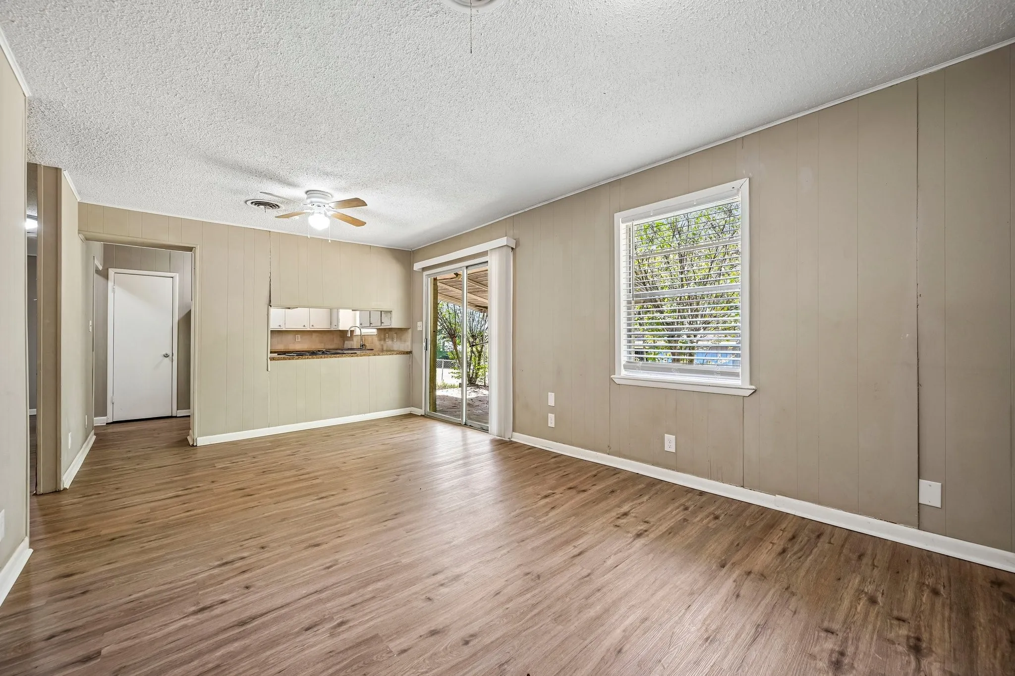 Single Family Residence For Sale in Grayson County , 105 S Hickory Avenue, Denison, Texas 75020, 3 Bedroom, 2 Bathroom, Garage spaces, 1,241 Sqft, built in 1964, mls#21368598, Real Estate Agent in Denison, Homes For Sale in Grayson county, Homes For Sale in Denison, Realtor in Denison Texas, Real Estate Brokerage Independent Realty Texas, Luminita Cordes Realtor