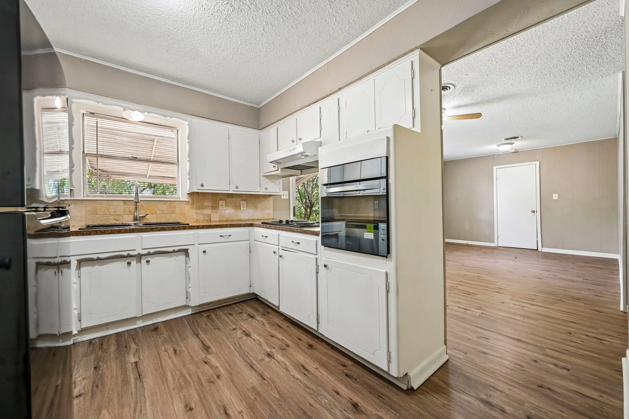 Single Family Residence For Sale in Grayson County , 105 S Hickory Avenue, Denison, Texas 75020, 3 Bedroom, 2 Bathroom, Garage spaces, 1,241 Sqft, built in 1964, mls#21368598, Real Estate Agent in Denison, Homes For Sale in Grayson county, Homes For Sale in Denison, Realtor in Denison Texas, Real Estate Brokerage Independent Realty Texas, Luminita Cordes Realtor