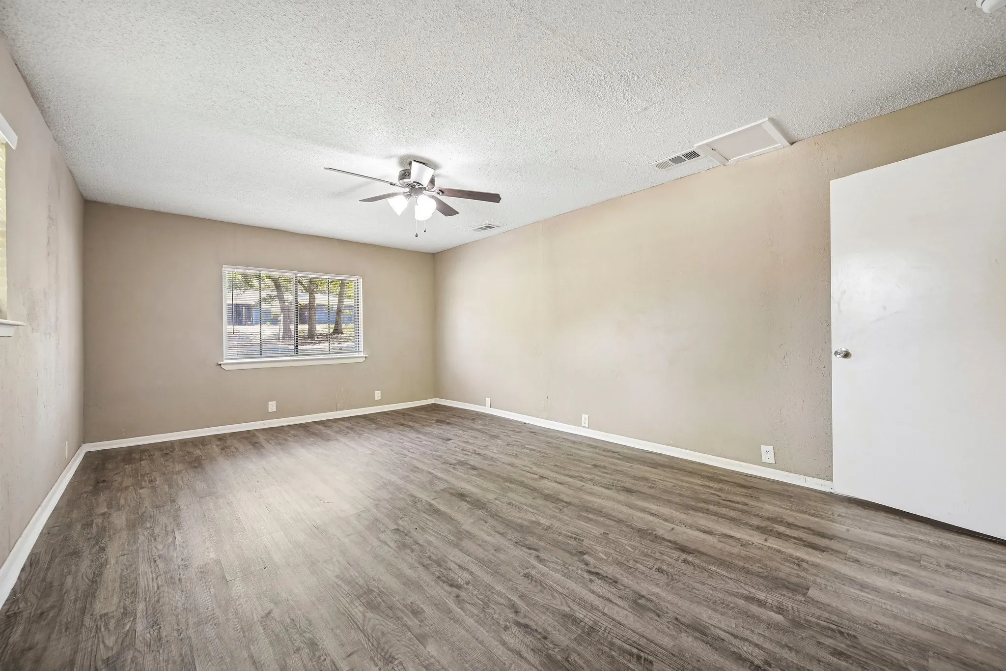 Single Family Residence For Sale in Grayson County , 105 S Hickory Avenue, Denison, Texas 75020, 3 Bedroom, 2 Bathroom, Garage spaces, 1,241 Sqft, built in 1964, mls#21368598, Real Estate Agent in Denison, Homes For Sale in Grayson county, Homes For Sale in Denison, Realtor in Denison Texas, Real Estate Brokerage Independent Realty Texas, Luminita Cordes Realtor
