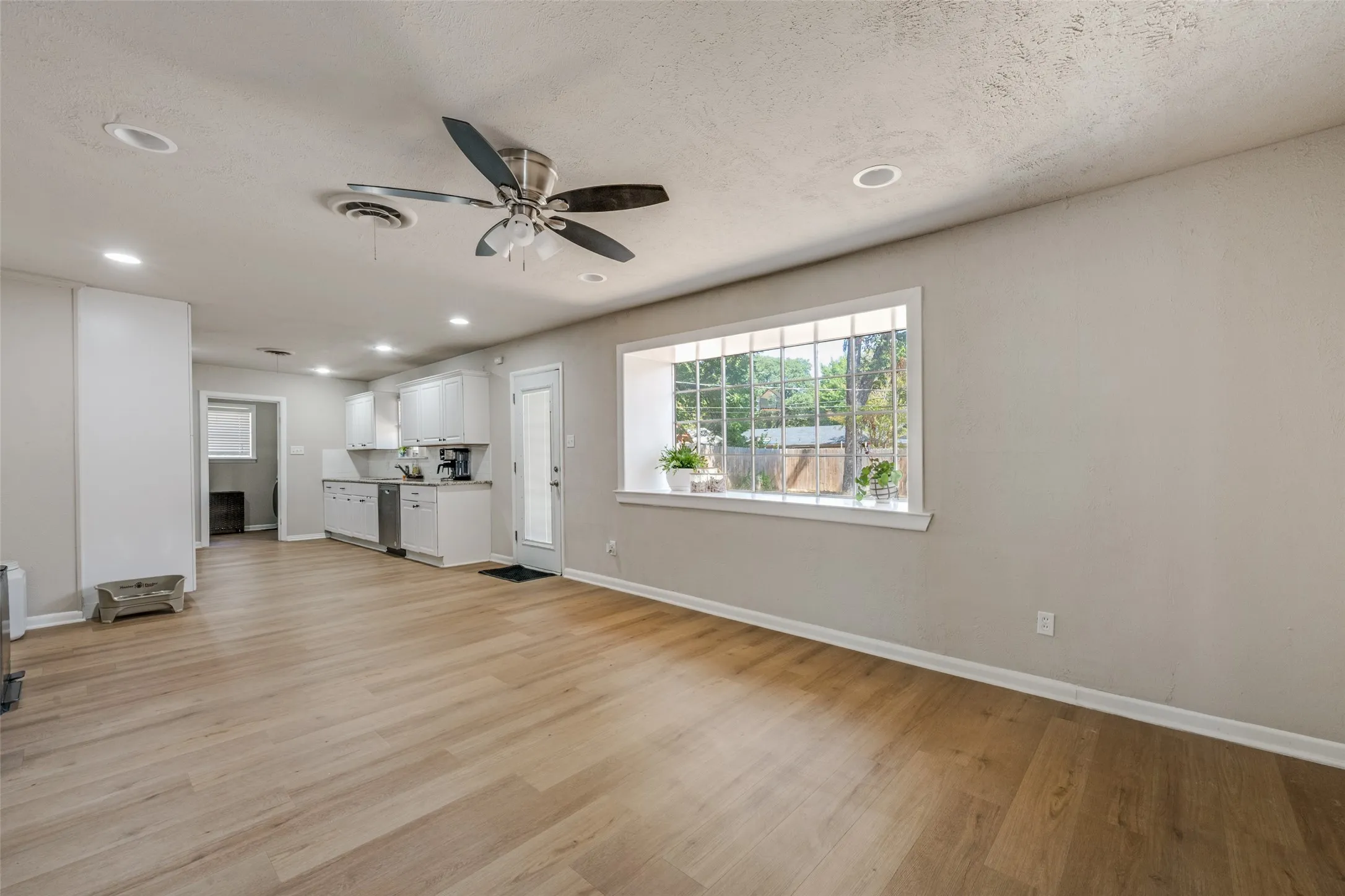 Single Family Residence For Sale in Tarrant County , 5601 Westcreek Drive, Fort Worth, Texas 76133, 3 Bedroom, 2 Bathroom, 2 Garage spaces, 1,727 Sqft, built in 1958, mls#21390921, Real Estate Agent in Fort Worth, Homes For Sale in Tarrant county, Homes For Sale in Fort Worth, Realtor in Fort Worth Texas, Real Estate Brokerage Independent Realty Texas, Luminita Cordes Realtor