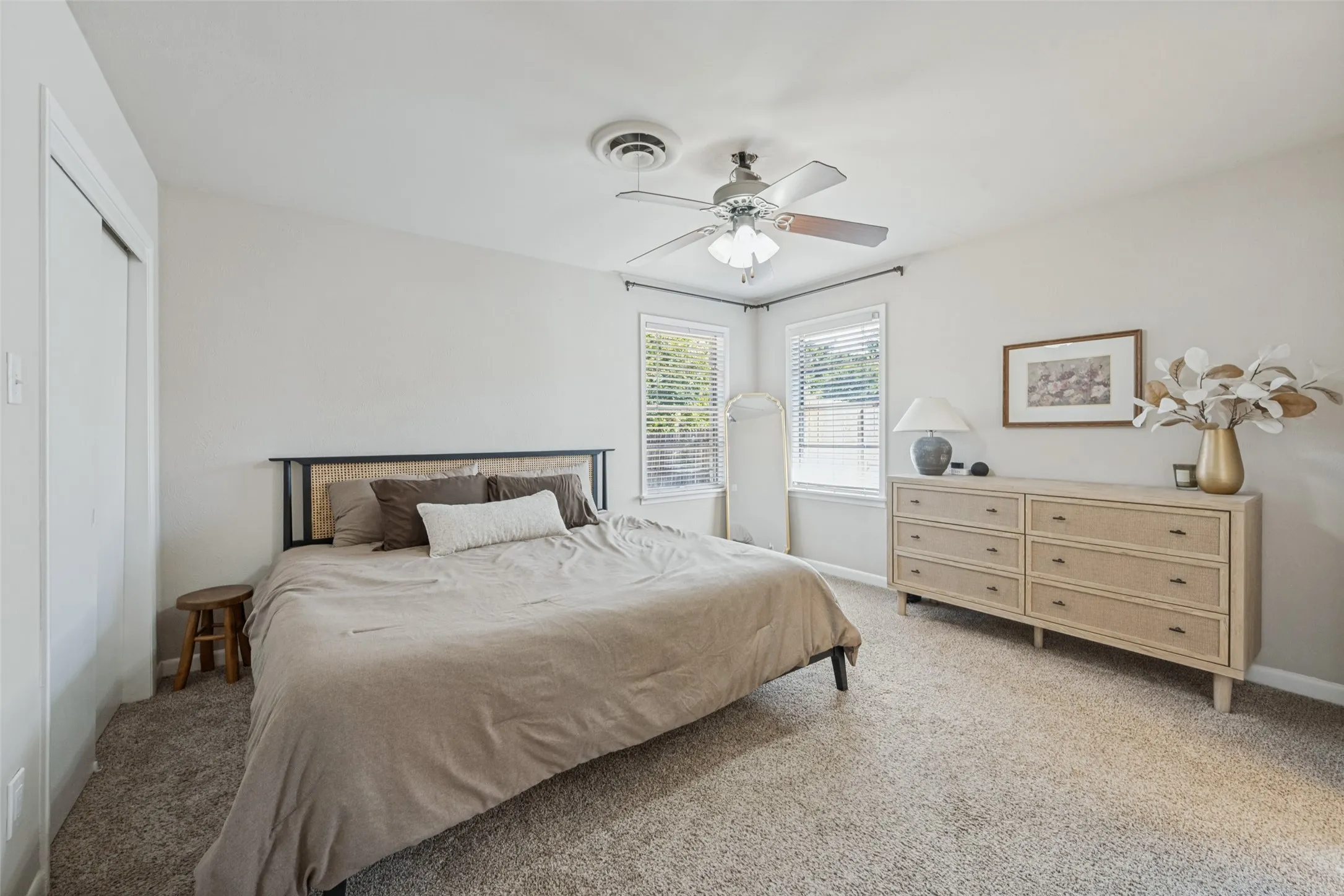 Single Family Residence For Sale in Tarrant County , 5601 Westcreek Drive, Fort Worth, Texas 76133, 3 Bedroom, 2 Bathroom, 2 Garage spaces, 1,727 Sqft, built in 1958, mls#21390921, Real Estate Agent in Fort Worth, Homes For Sale in Tarrant county, Homes For Sale in Fort Worth, Realtor in Fort Worth Texas, Real Estate Brokerage Independent Realty Texas, Luminita Cordes Realtor