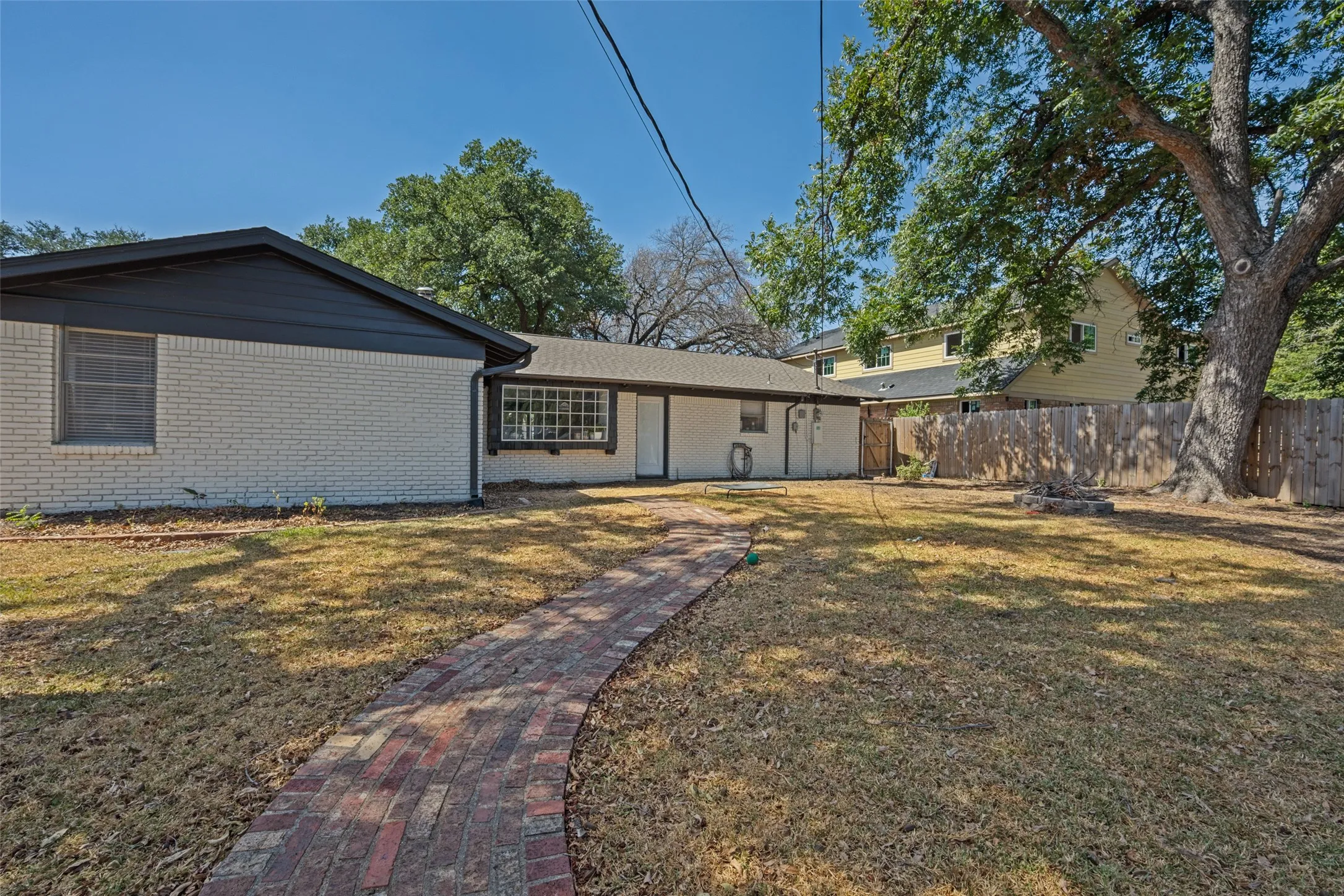 Single Family Residence For Sale in Tarrant County , 5601 Westcreek Drive, Fort Worth, Texas 76133, 3 Bedroom, 2 Bathroom, 2 Garage spaces, 1,727 Sqft, built in 1958, mls#21390921, Real Estate Agent in Fort Worth, Homes For Sale in Tarrant county, Homes For Sale in Fort Worth, Realtor in Fort Worth Texas, Real Estate Brokerage Independent Realty Texas, Luminita Cordes Realtor
