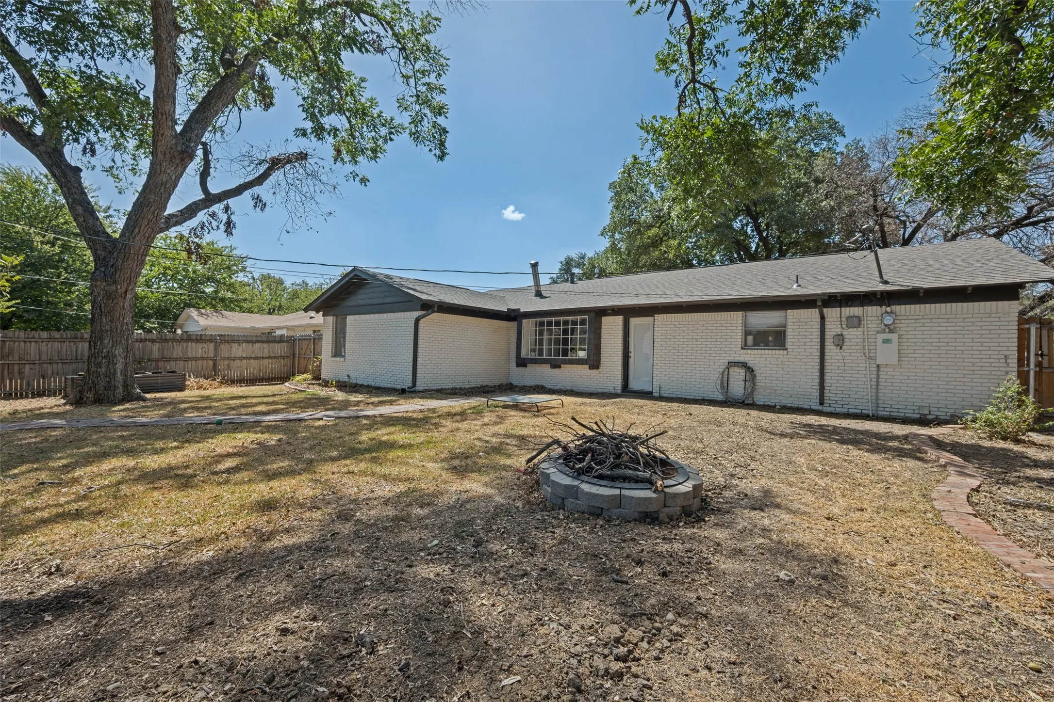 Single Family Residence For Sale in Tarrant County , 5601 Westcreek Drive, Fort Worth, Texas 76133, 3 Bedroom, 2 Bathroom, 2 Garage spaces, 1,727 Sqft, built in 1958, mls#21390921, Real Estate Agent in Fort Worth, Homes For Sale in Tarrant county, Homes For Sale in Fort Worth, Realtor in Fort Worth Texas, Real Estate Brokerage Independent Realty Texas, Luminita Cordes Realtor