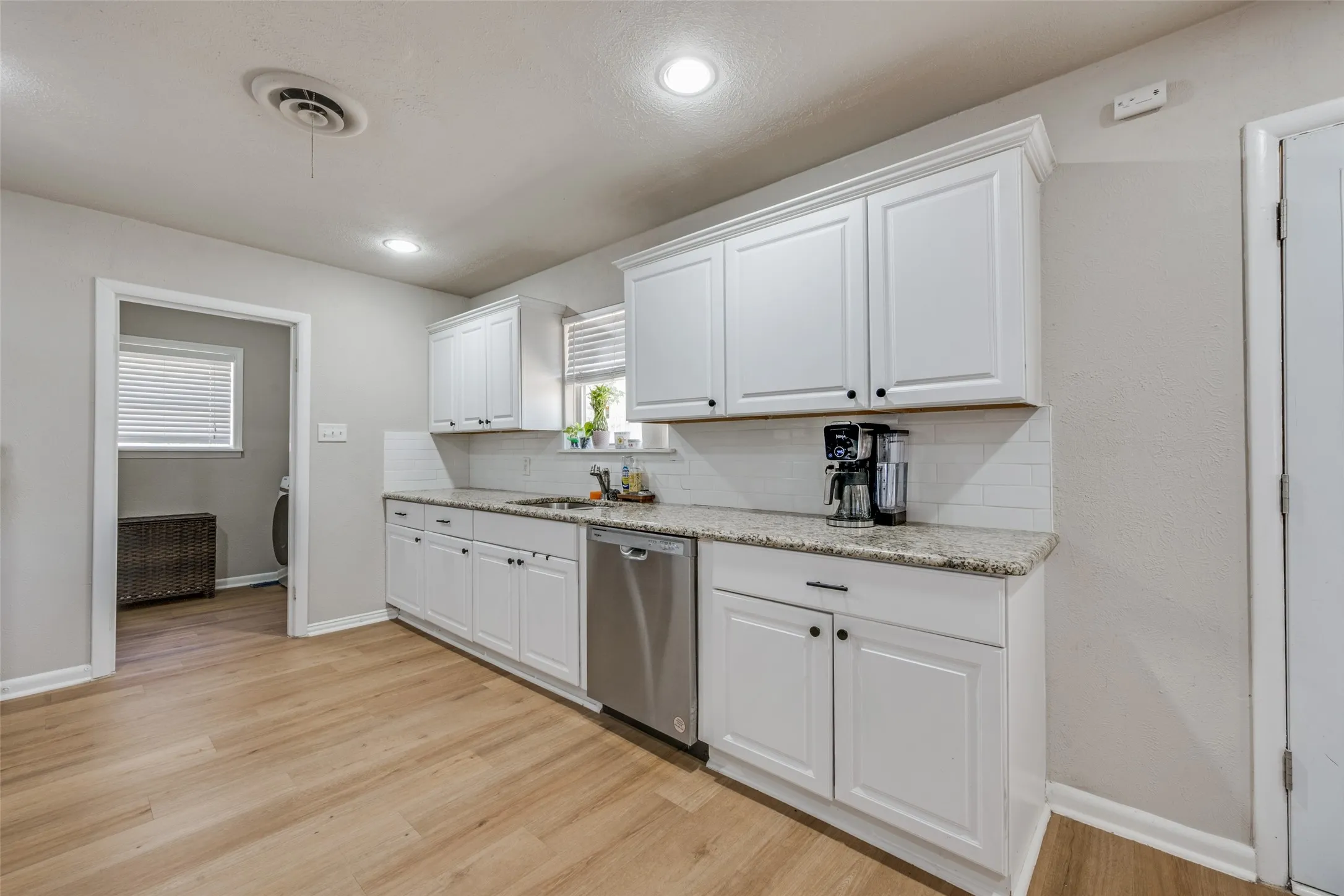 Single Family Residence For Sale in Tarrant County , 5601 Westcreek Drive, Fort Worth, Texas 76133, 3 Bedroom, 2 Bathroom, 2 Garage spaces, 1,727 Sqft, built in 1958, mls#21390921, Real Estate Agent in Fort Worth, Homes For Sale in Tarrant county, Homes For Sale in Fort Worth, Realtor in Fort Worth Texas, Real Estate Brokerage Independent Realty Texas, Luminita Cordes Realtor