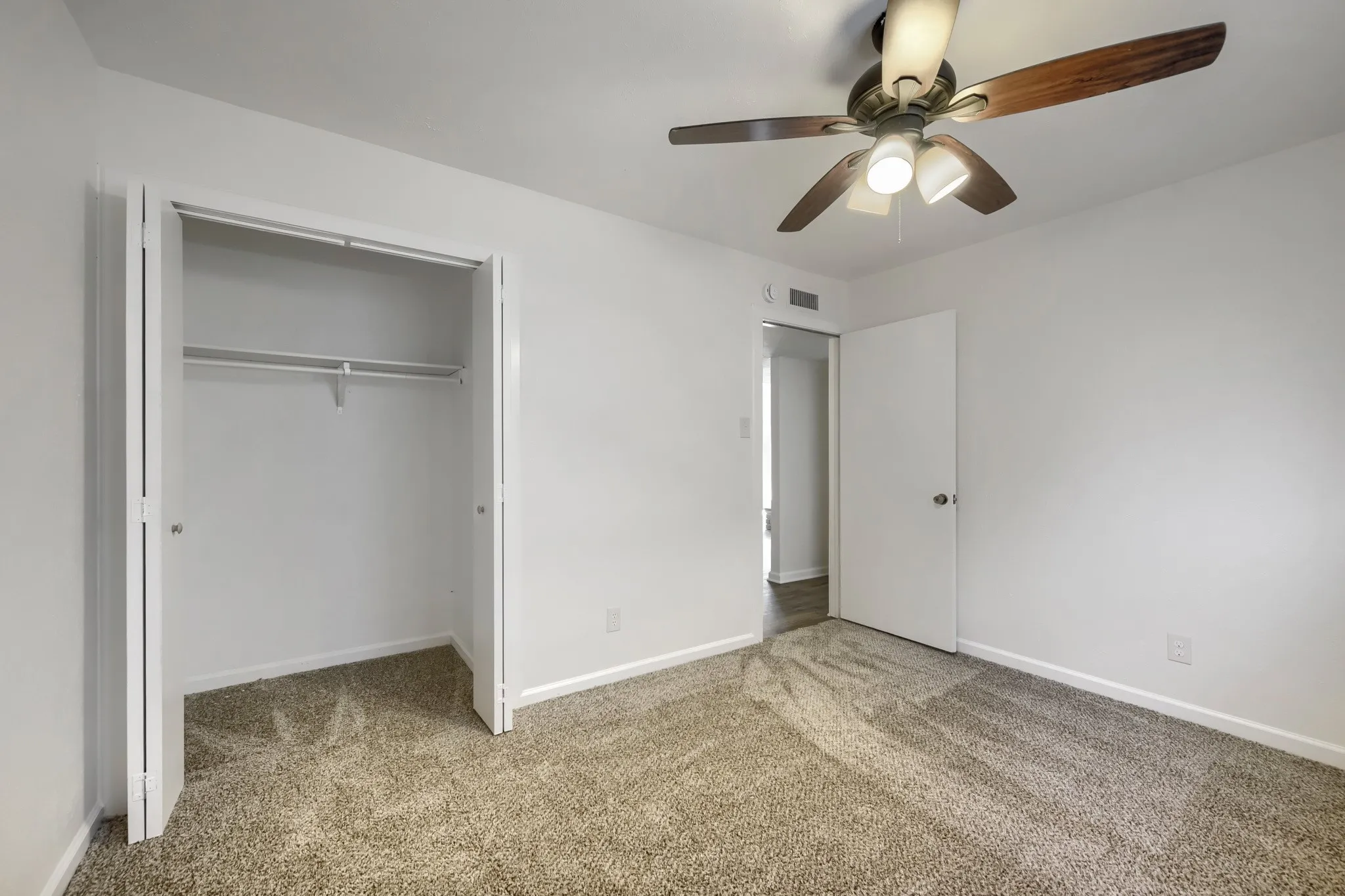 Single Family Residence For Sale in Dallas County , 7209 Flameleaf Place, Dallas, Texas 75249, 4 Bedroom, 2 Bathroom, Garage spaces, 2,055 Sqft, built in 1978, mls#21386523, Real Estate Agent in Dallas, Homes For Sale in Dallas county, Homes For Sale in Dallas, Realtor in Dallas Texas, Real Estate Brokerage Independent Realty Texas, Luminita Cordes Realtor