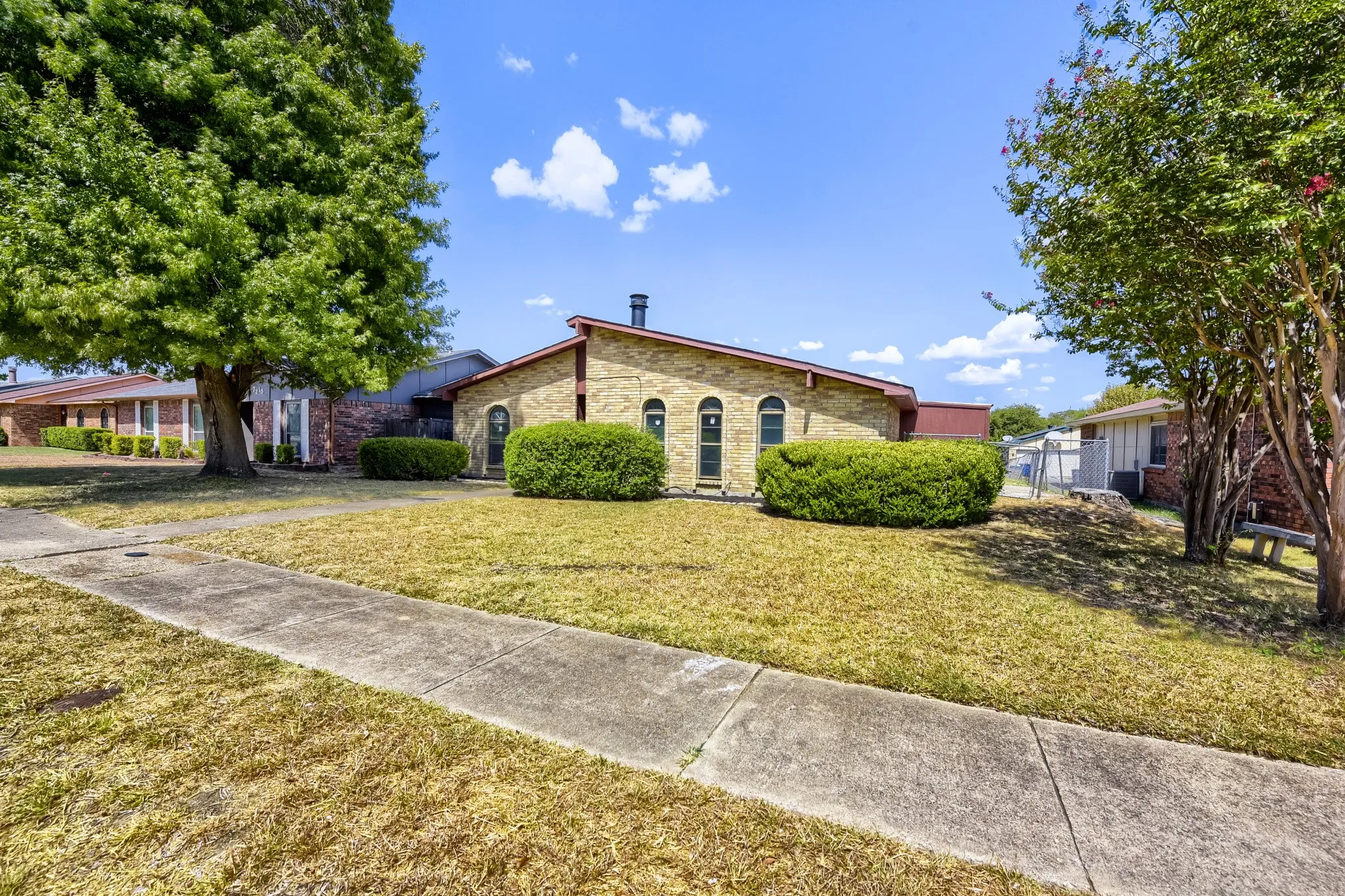 Single Family Residence For Sale in Dallas County , 7209 Flameleaf Place, Dallas, Texas 75249, 4 Bedroom, 2 Bathroom, Garage spaces, 2,055 Sqft, built in 1978, mls#21386523, Real Estate Agent in Dallas, Homes For Sale in Dallas county, Homes For Sale in Dallas, Realtor in Dallas Texas, Real Estate Brokerage Independent Realty Texas, Luminita Cordes Realtor