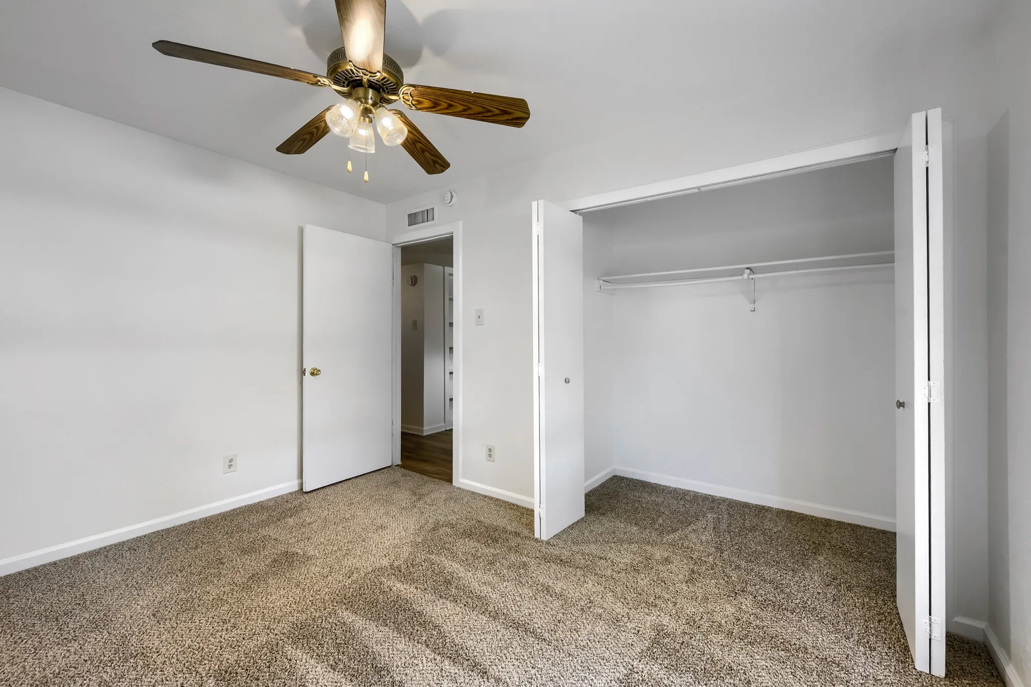 Single Family Residence For Sale in Dallas County , 7209 Flameleaf Place, Dallas, Texas 75249, 4 Bedroom, 2 Bathroom, Garage spaces, 2,055 Sqft, built in 1978, mls#21386523, Real Estate Agent in Dallas, Homes For Sale in Dallas county, Homes For Sale in Dallas, Realtor in Dallas Texas, Real Estate Brokerage Independent Realty Texas, Luminita Cordes Realtor