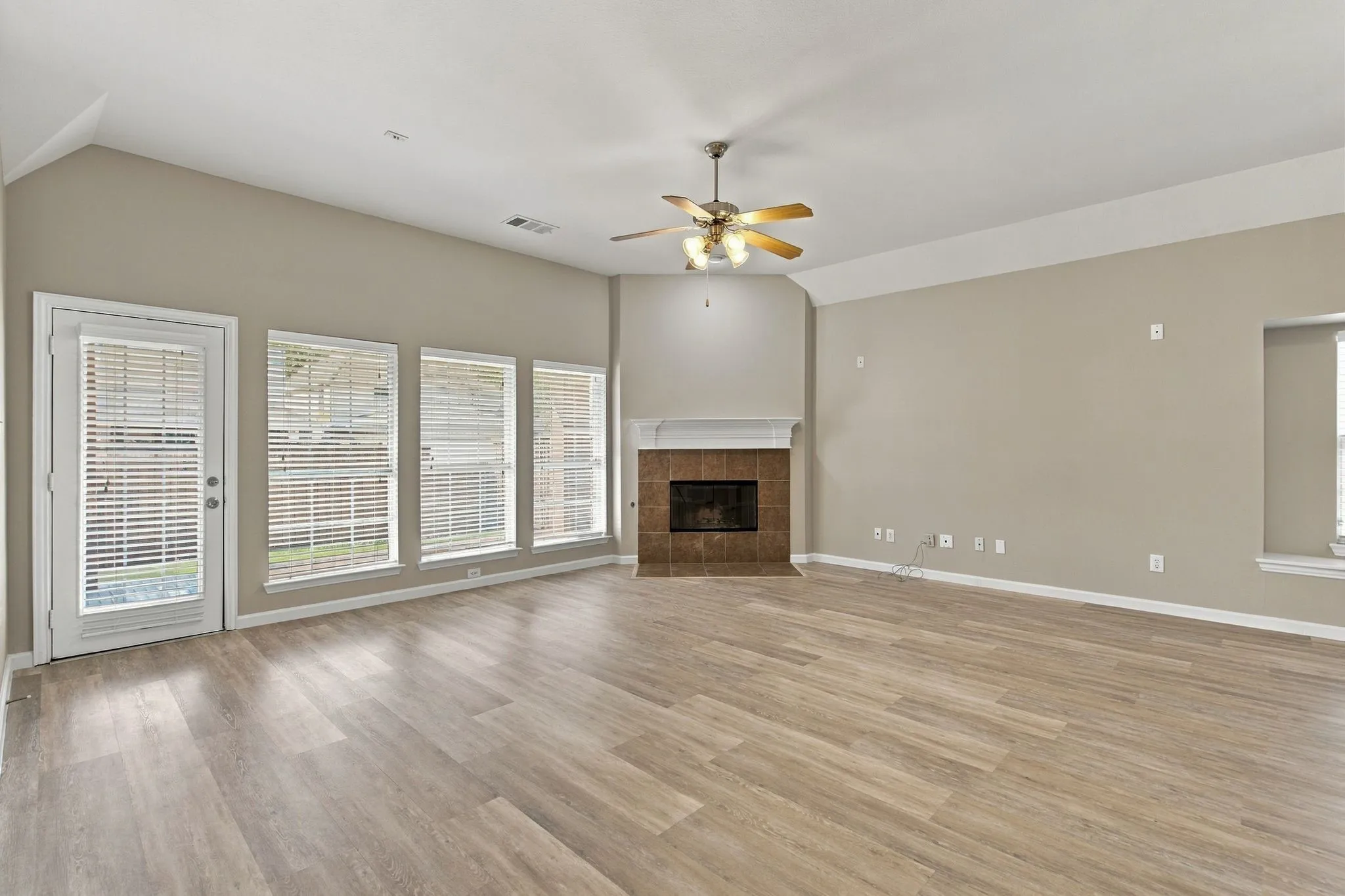 Single Family Residence For Rent in Collin County , 11535 Yoakum Drive, Frisco, Texas 75035, 4 Bedroom, 2 Bathroom, 2 Garage spaces, 2,429 Sqft, built in 2004, mls#21389858, Real Estate Agent in Frisco, Homes For Rent in Collin county, Homes For Rent in Frisco, Realtor in Frisco Texas, Real Estate Brokerage Independent Realty Texas, Luminita Cordes Realtor