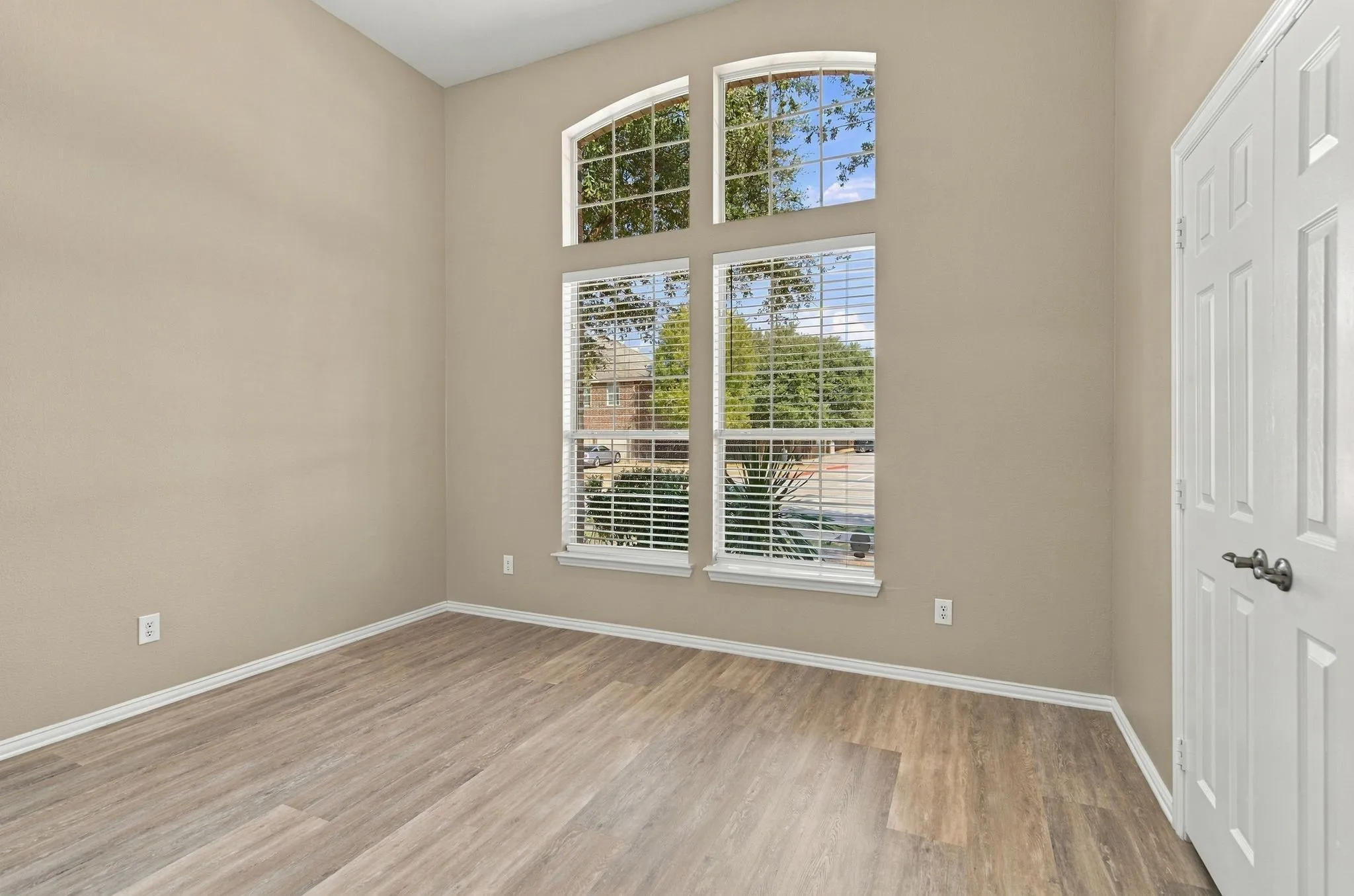 Single Family Residence For Rent in Collin County , 11535 Yoakum Drive, Frisco, Texas 75035, 4 Bedroom, 2 Bathroom, 2 Garage spaces, 2,429 Sqft, built in 2004, mls#21389858, Real Estate Agent in Frisco, Homes For Rent in Collin county, Homes For Rent in Frisco, Realtor in Frisco Texas, Real Estate Brokerage Independent Realty Texas, Luminita Cordes Realtor