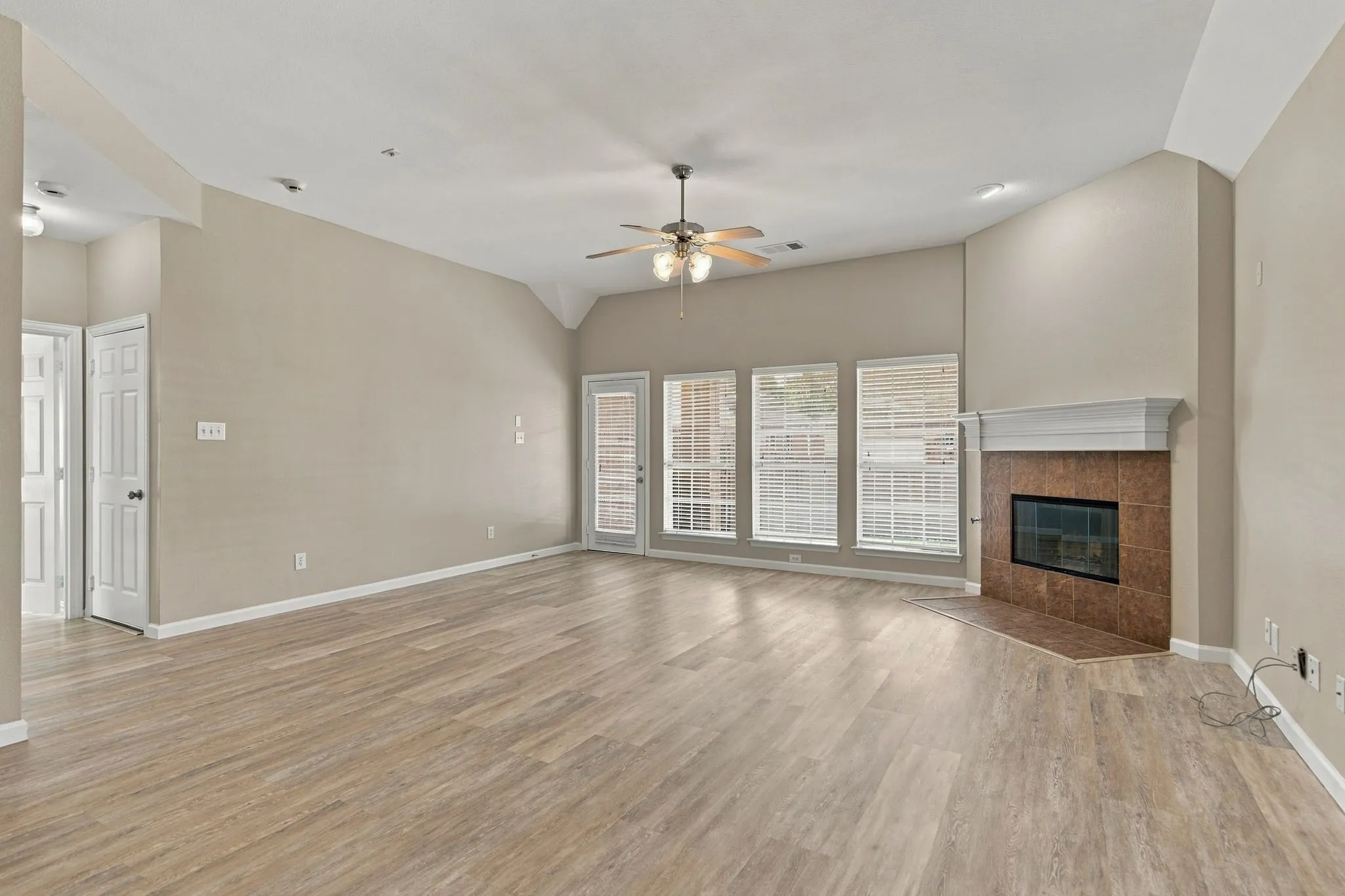 Single Family Residence For Rent in Collin County , 11535 Yoakum Drive, Frisco, Texas 75035, 4 Bedroom, 2 Bathroom, 2 Garage spaces, 2,429 Sqft, built in 2004, mls#21389858, Real Estate Agent in Frisco, Homes For Rent in Collin county, Homes For Rent in Frisco, Realtor in Frisco Texas, Real Estate Brokerage Independent Realty Texas, Luminita Cordes Realtor