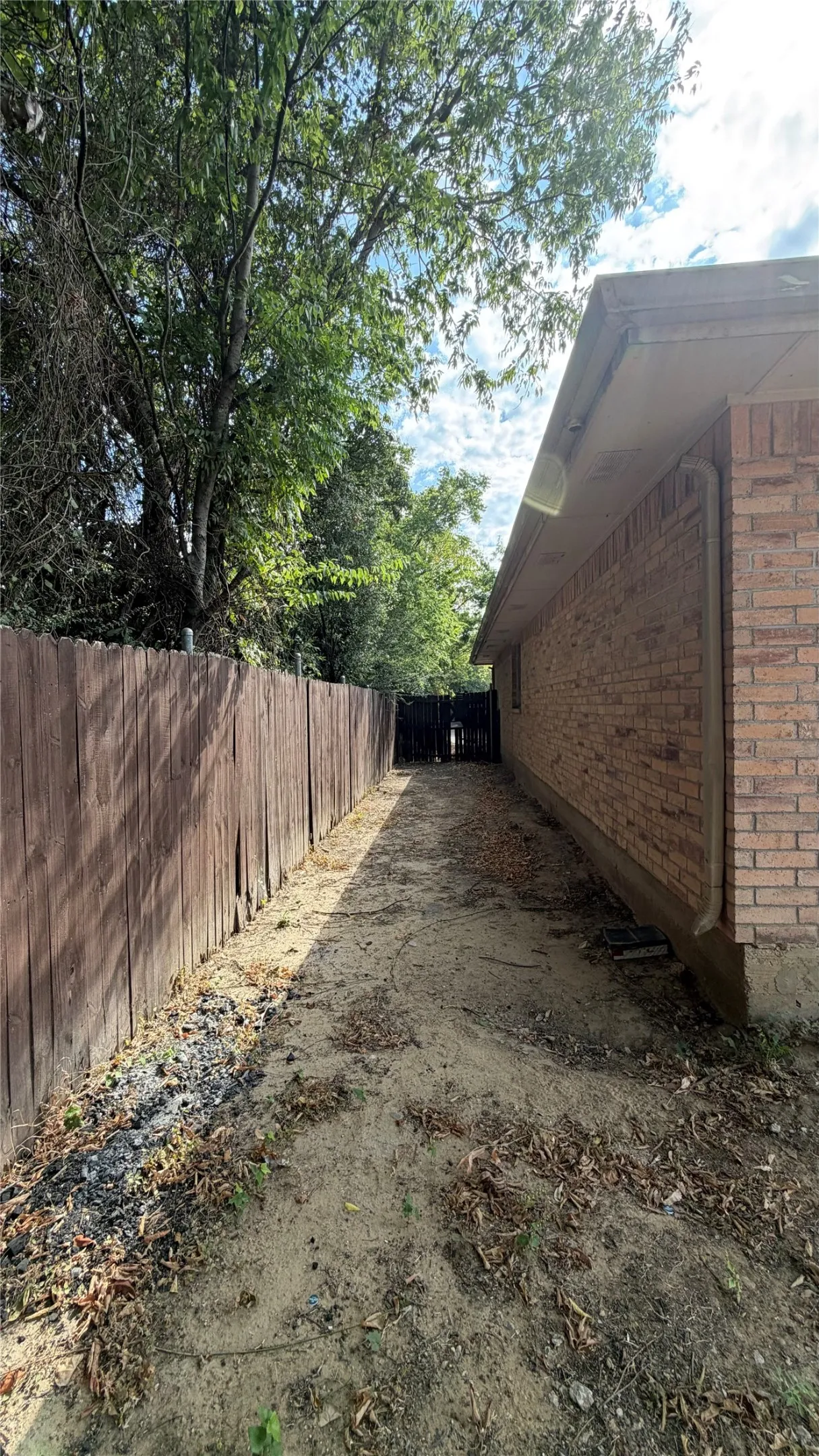 Single Family Residence For Sale in Dallas County , 623 Moss Rose Court, Dallas, Texas 75217, 3 Bedroom, 2 Bathroom, 2 Garage spaces, 1,524 Sqft, built in 2005, mls#21390616, Real Estate Agent in Dallas, Homes For Sale in Dallas county, Homes For Sale in Dallas, Realtor in Dallas Texas, Real Estate Brokerage Independent Realty Texas, Luminita Cordes Realtor