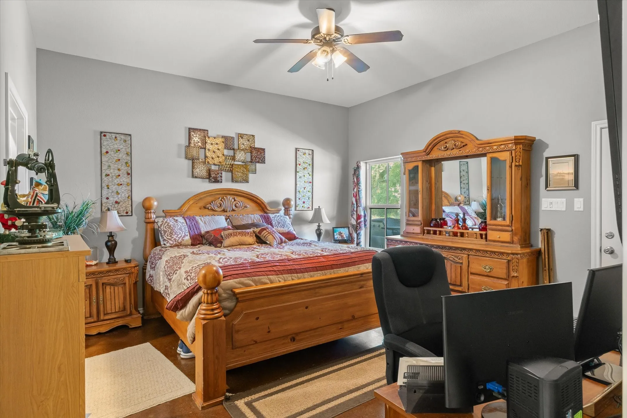 Master suite has an access to the patio