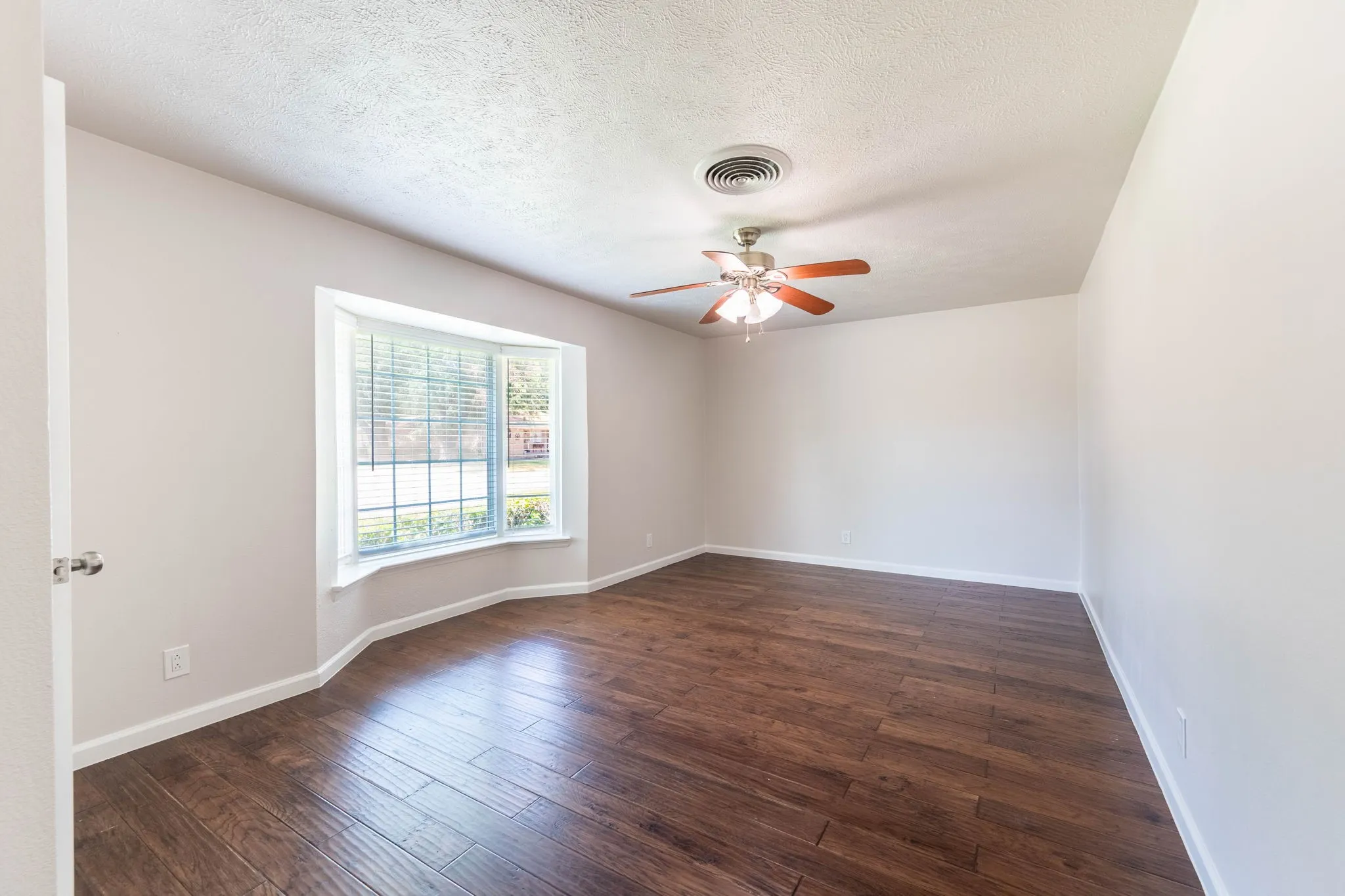 Single Family Residence For Sale in Dallas County , 4322 Ashville Drive, Garland, Texas 75041, 4 Bedroom, 2 Bathroom, 2 Garage spaces, 1,682 Sqft, built in 1964, mls#21390837, Real Estate Agent in Garland, Homes For Sale in Dallas county, Homes For Sale in Garland, Realtor in Garland Texas, Real Estate Brokerage Independent Realty Texas, Luminita Cordes Realtor