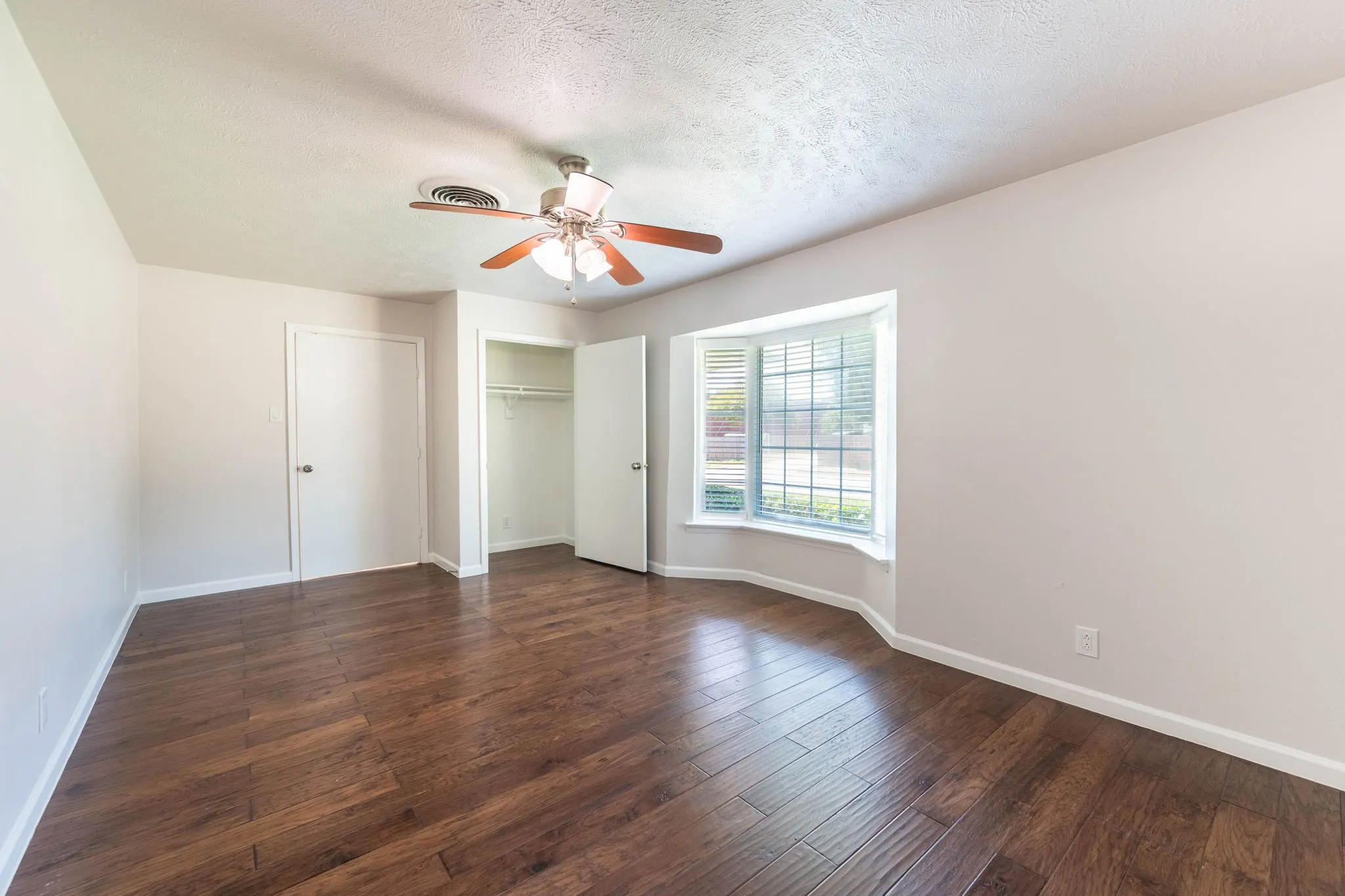 Single Family Residence For Sale in Dallas County , 4322 Ashville Drive, Garland, Texas 75041, 4 Bedroom, 2 Bathroom, 2 Garage spaces, 1,682 Sqft, built in 1964, mls#21390837, Real Estate Agent in Garland, Homes For Sale in Dallas county, Homes For Sale in Garland, Realtor in Garland Texas, Real Estate Brokerage Independent Realty Texas, Luminita Cordes Realtor