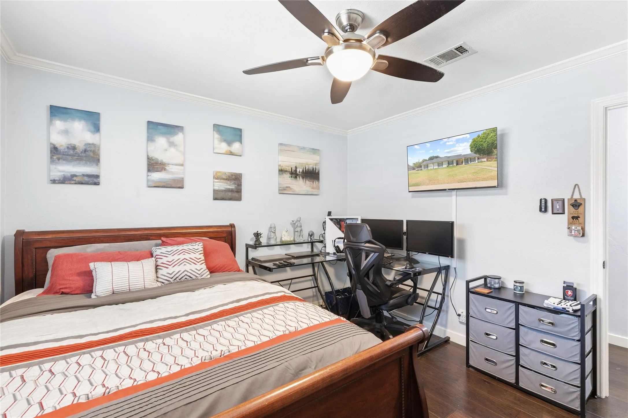 Hardwood-finish flooring with crown molding and a ceiling fan