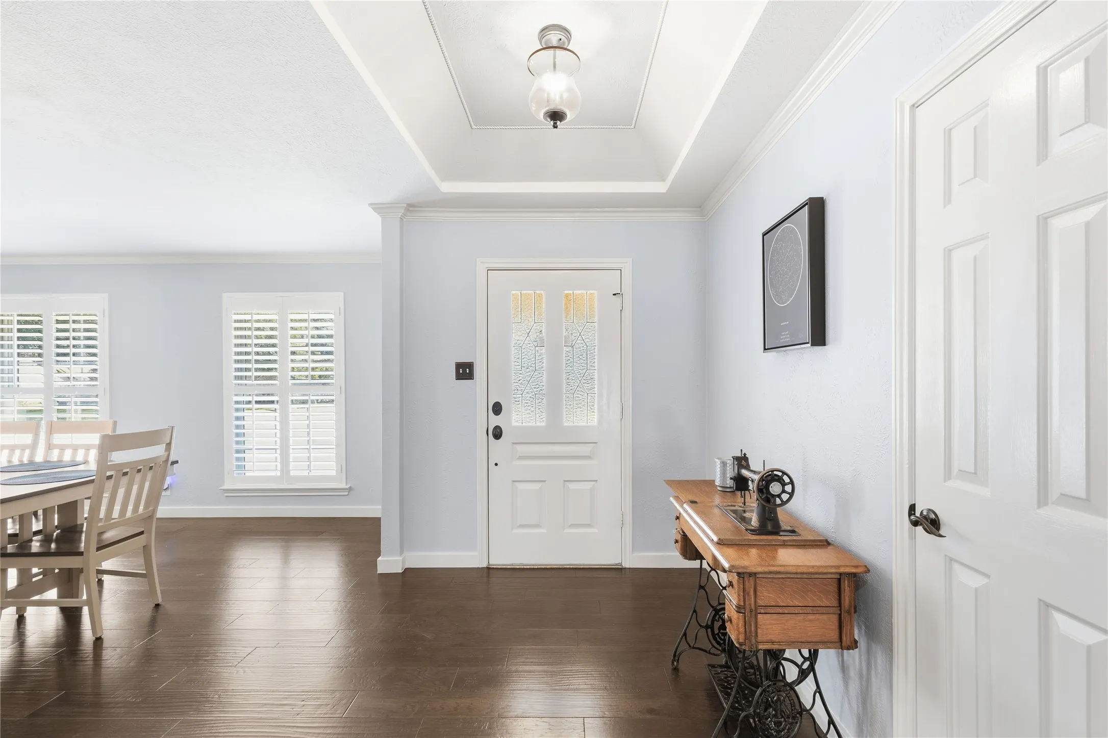 Tray ceiling with a central pendant light fixture