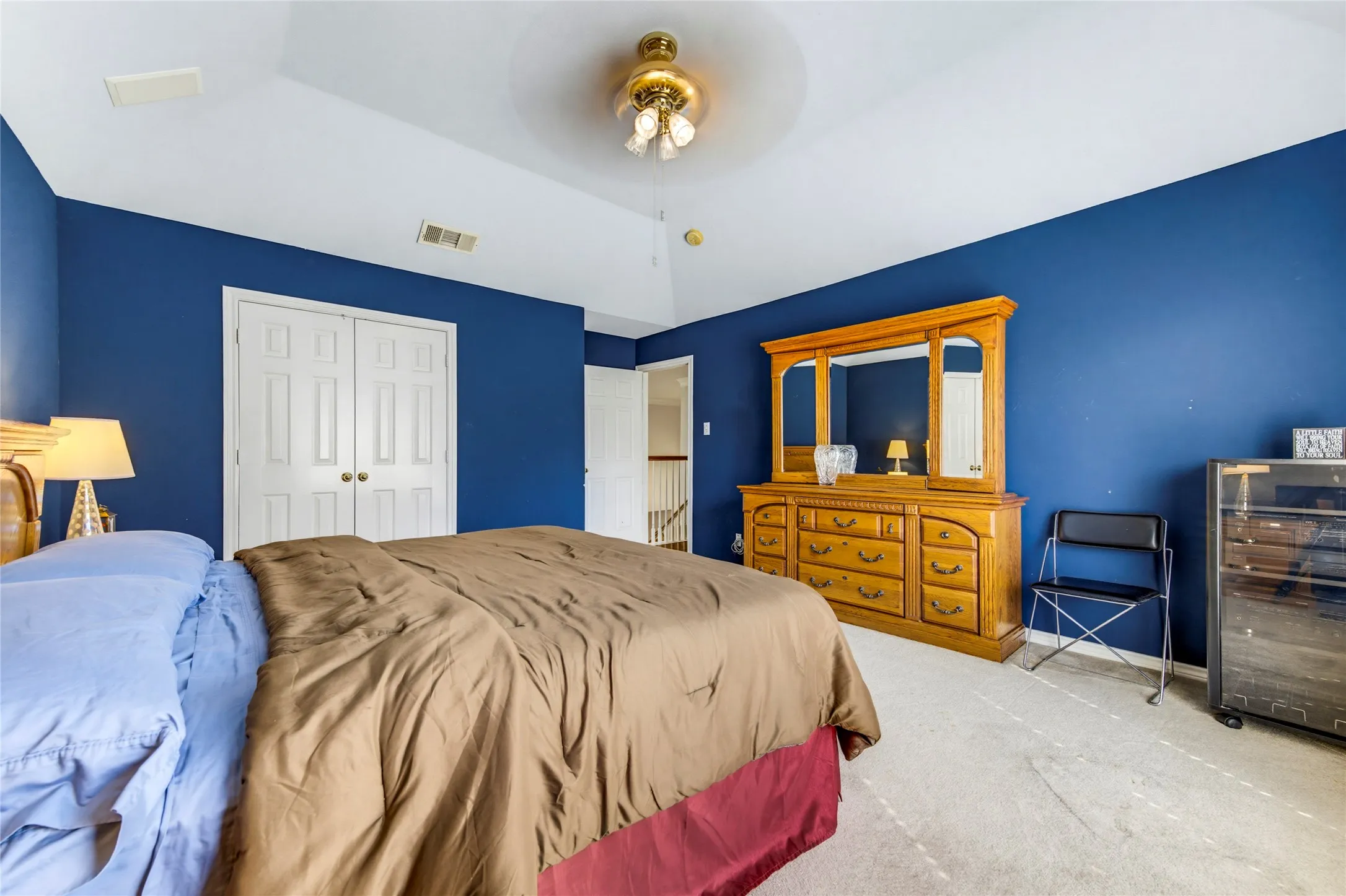 Tray ceiling featuring a ceiling fan with lights.....