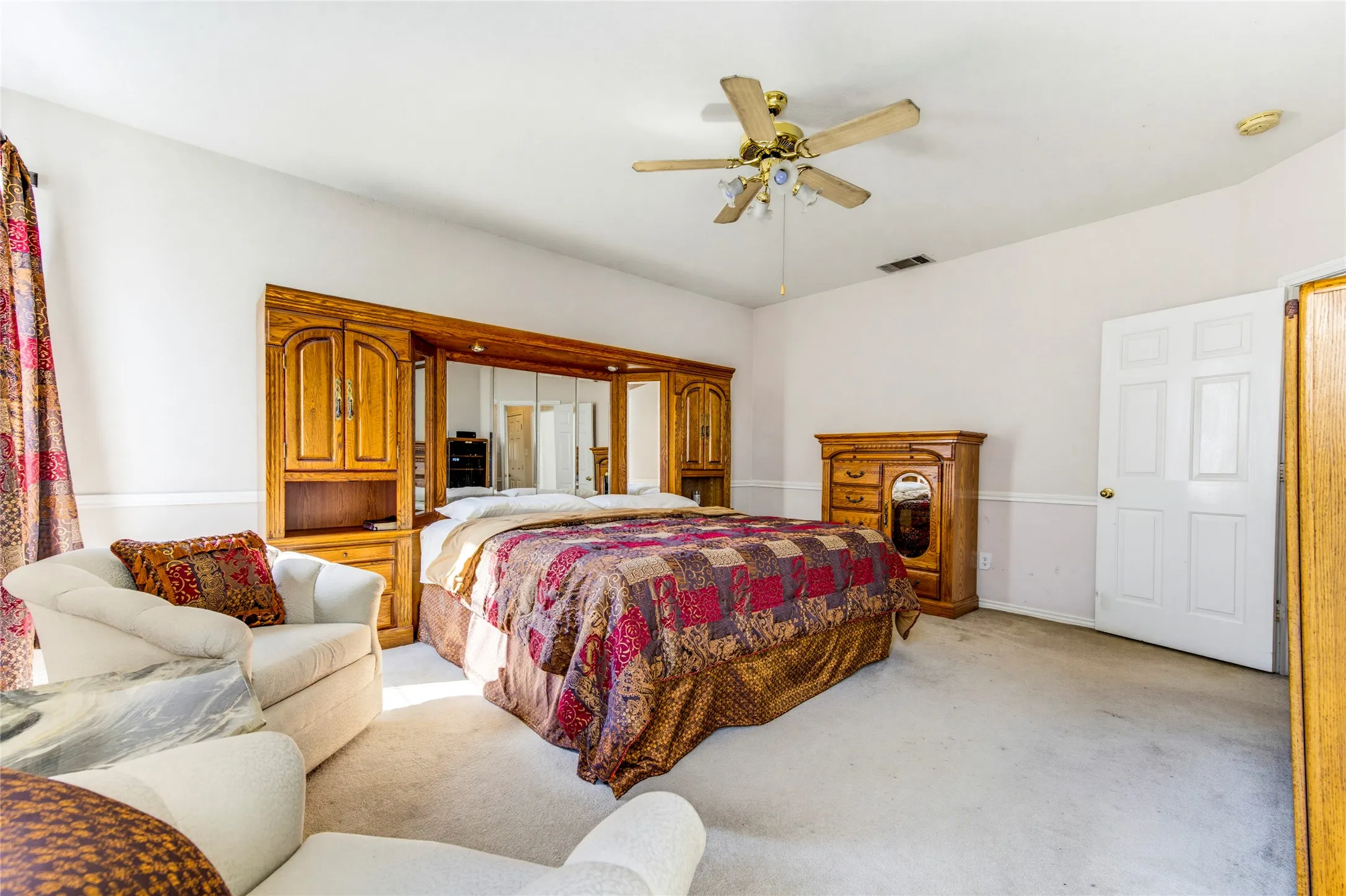 This is a king size bed in this room......lots of space still.....