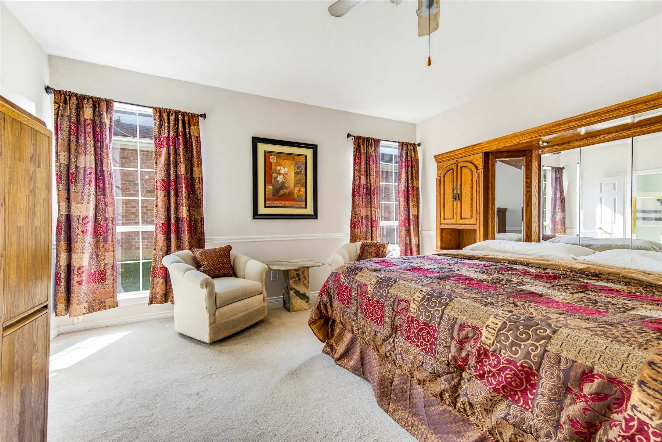 Very spacious room, even with all this furniture.....