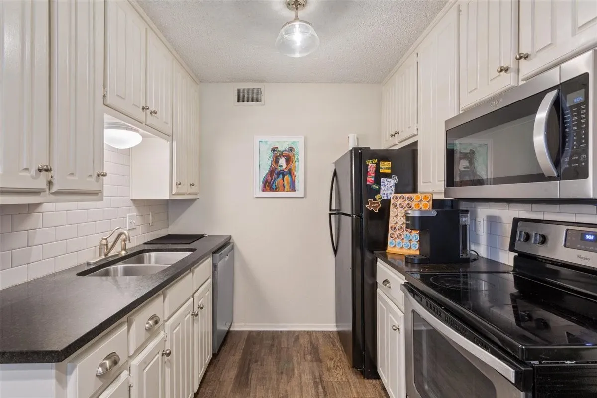 Condominium For Sale in Mc Lennan County , 1214 Baylor Avenue 202, Waco, Texas 76706, 2 Bedroom, 2 Bathroom, Garage spaces, 832 Sqft, built in 1983, mls#21390270, Real Estate Agent in Waco, Homes For Sale in Mc Lennan county, Homes For Sale in Waco, Realtor in Waco Texas, Real Estate Brokerage Independent Realty Texas, Luminita Cordes Realtor