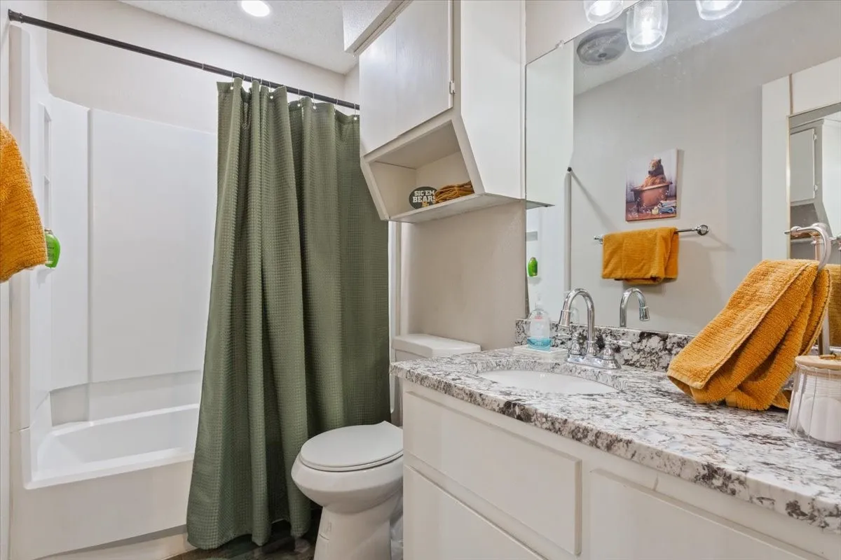 Condominium For Sale in Mc Lennan County , 1214 Baylor Avenue 202, Waco, Texas 76706, 2 Bedroom, 2 Bathroom, Garage spaces, 832 Sqft, built in 1983, mls#21390270, Real Estate Agent in Waco, Homes For Sale in Mc Lennan county, Homes For Sale in Waco, Realtor in Waco Texas, Real Estate Brokerage Independent Realty Texas, Luminita Cordes Realtor
