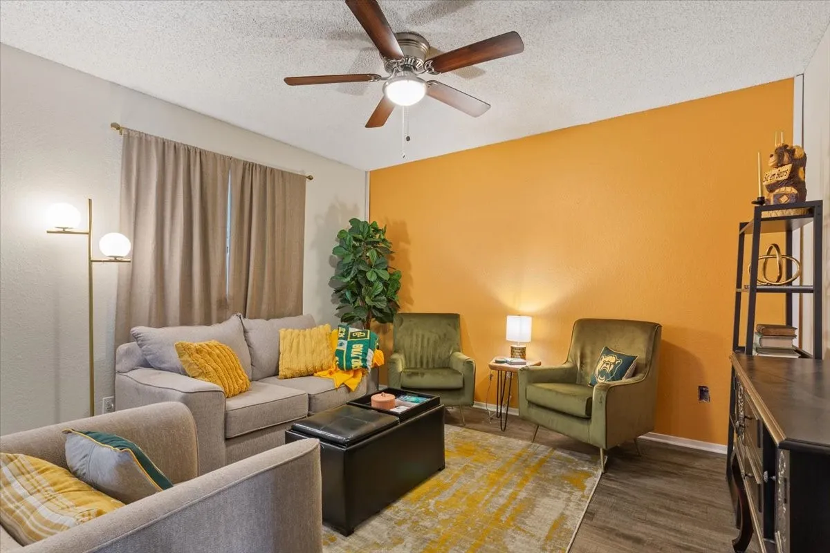 Condominium For Sale in Mc Lennan County , 1214 Baylor Avenue 202, Waco, Texas 76706, 2 Bedroom, 2 Bathroom, Garage spaces, 832 Sqft, built in 1983, mls#21390270, Real Estate Agent in Waco, Homes For Sale in Mc Lennan county, Homes For Sale in Waco, Realtor in Waco Texas, Real Estate Brokerage Independent Realty Texas, Luminita Cordes Realtor